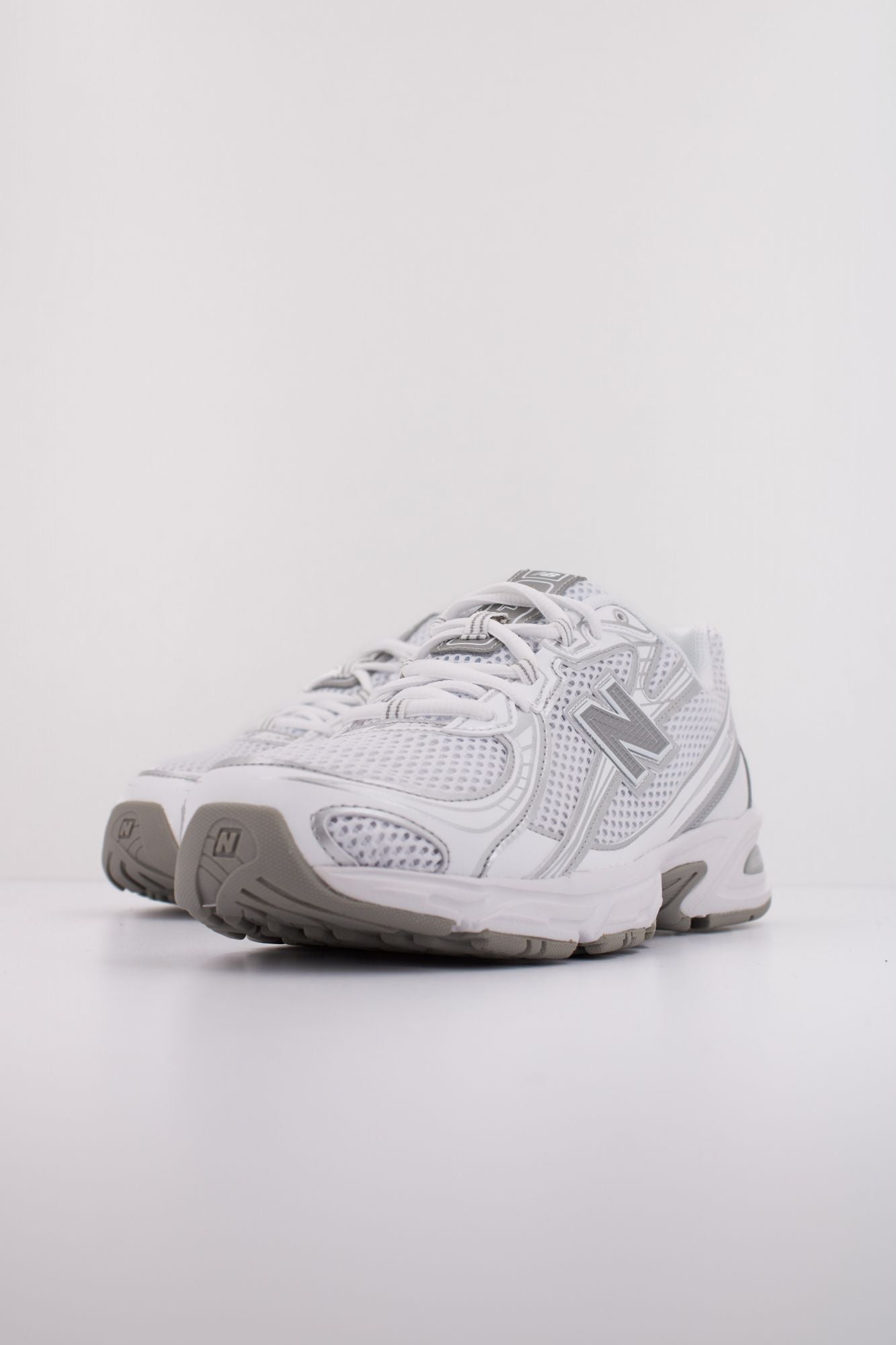 NEW BALANCE U740  en color BLANCO (2)