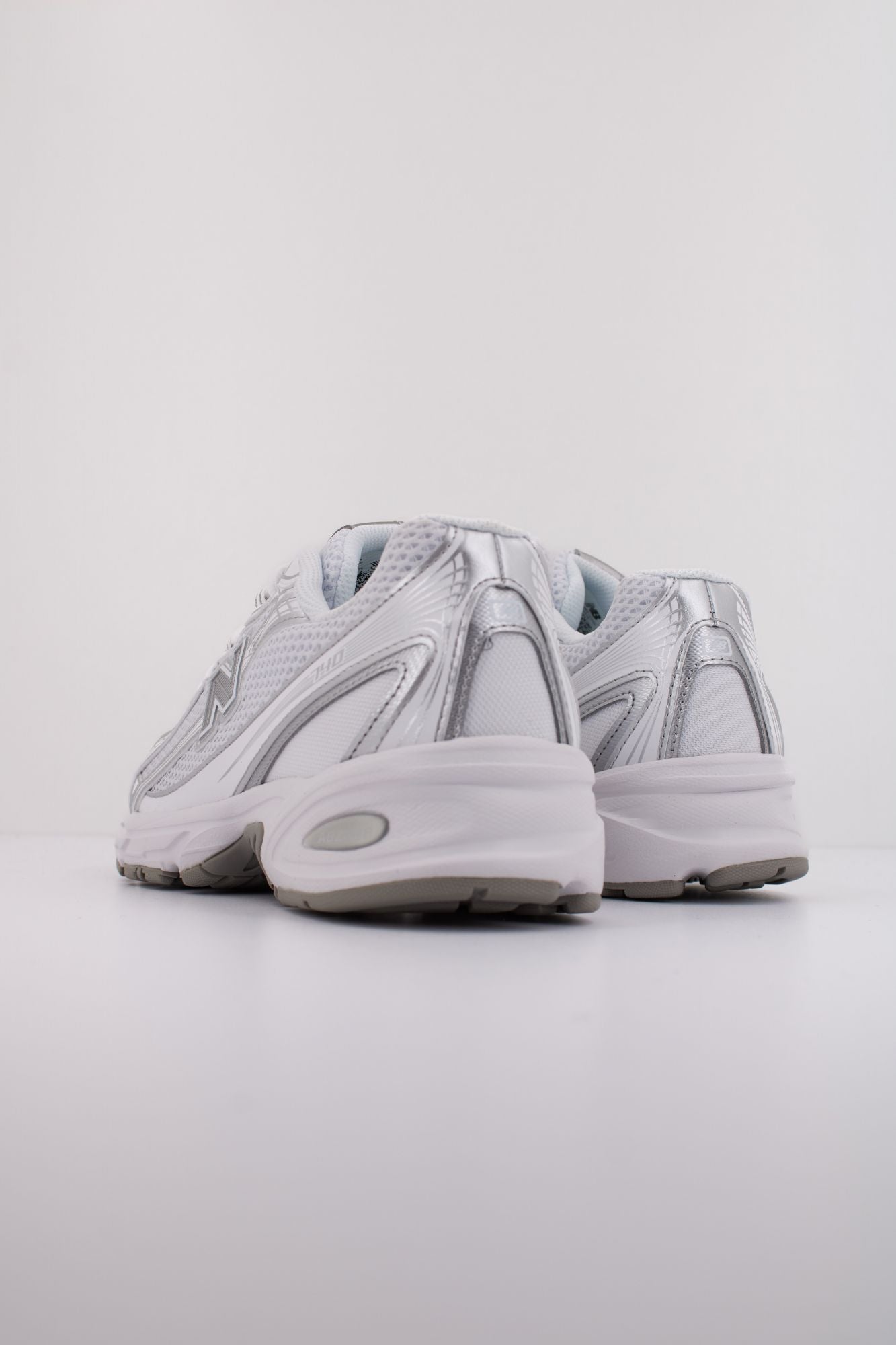 NEW BALANCE U740  en color BLANCO (4)
