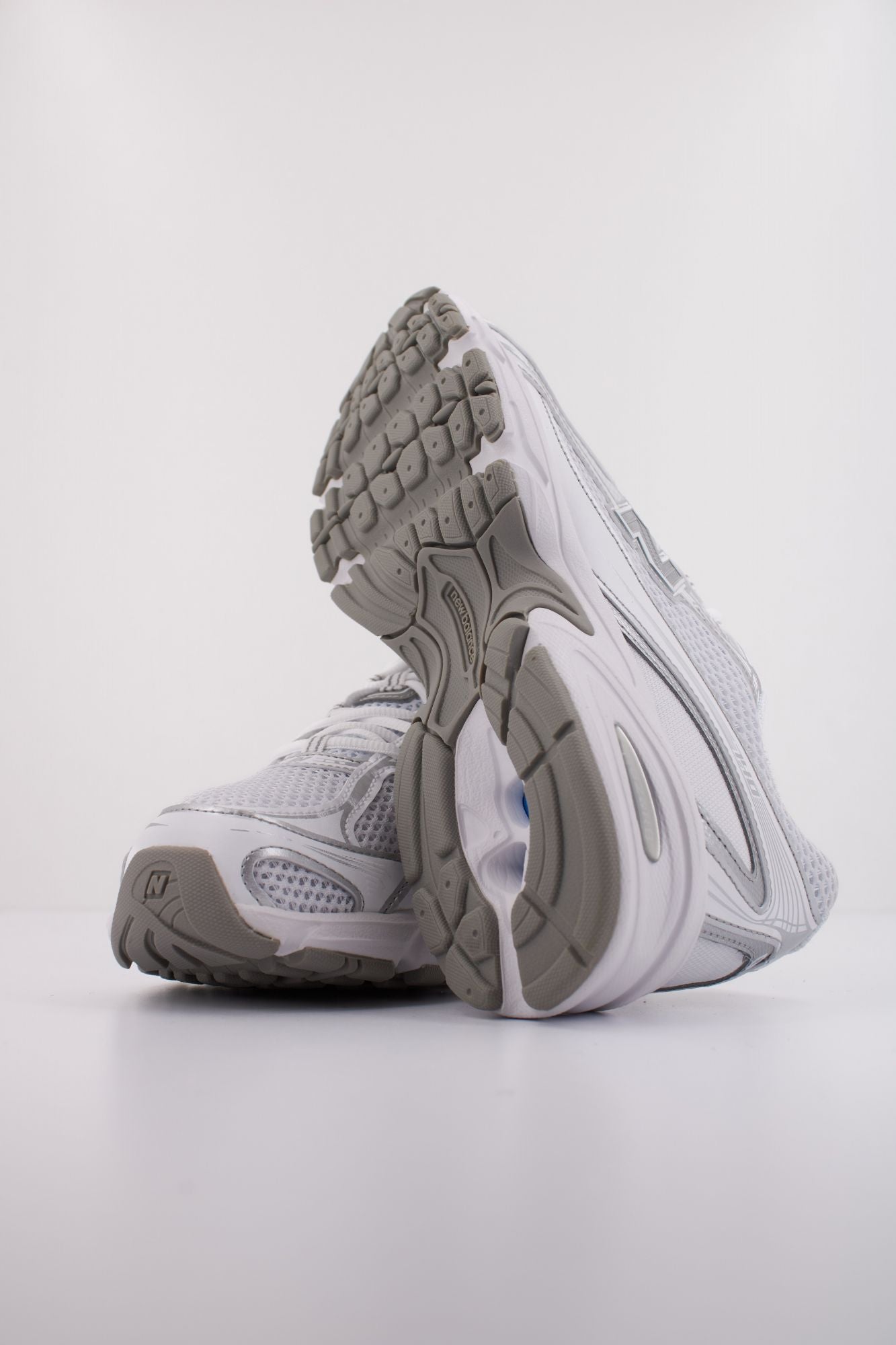 NEW BALANCE U740  en color BLANCO (5)