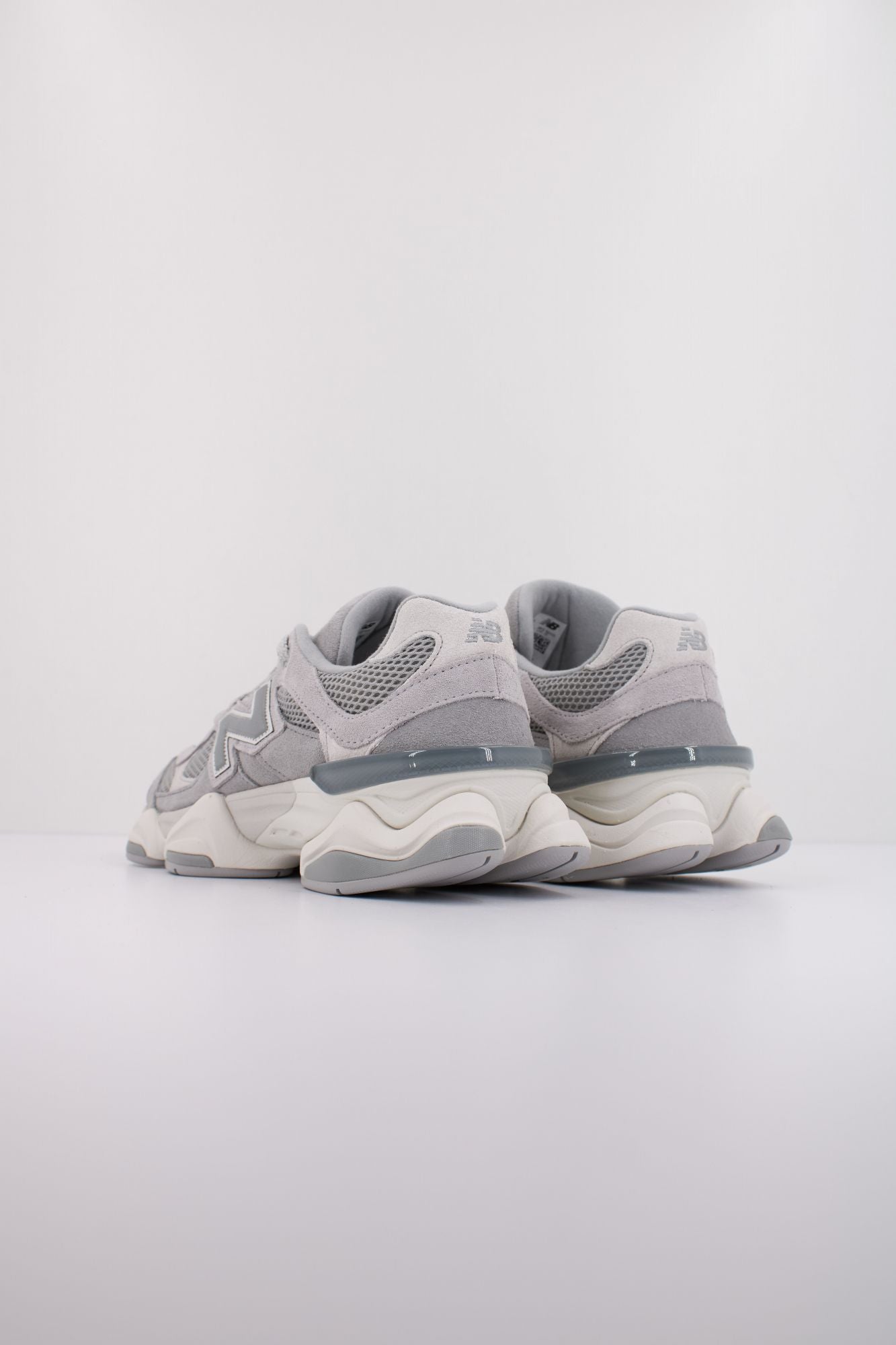 NEW BALANCE U9060 en color GRIS (4)