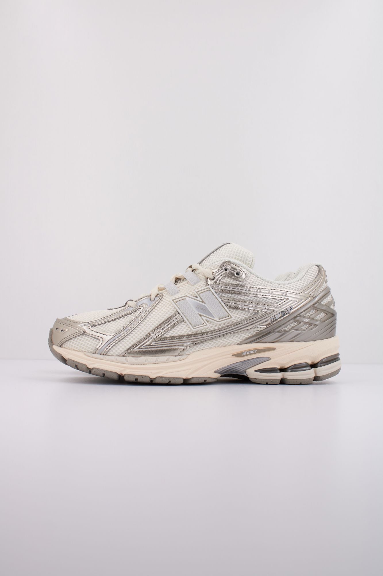 NEW BALANCE U1906 en color BLANCO (1)