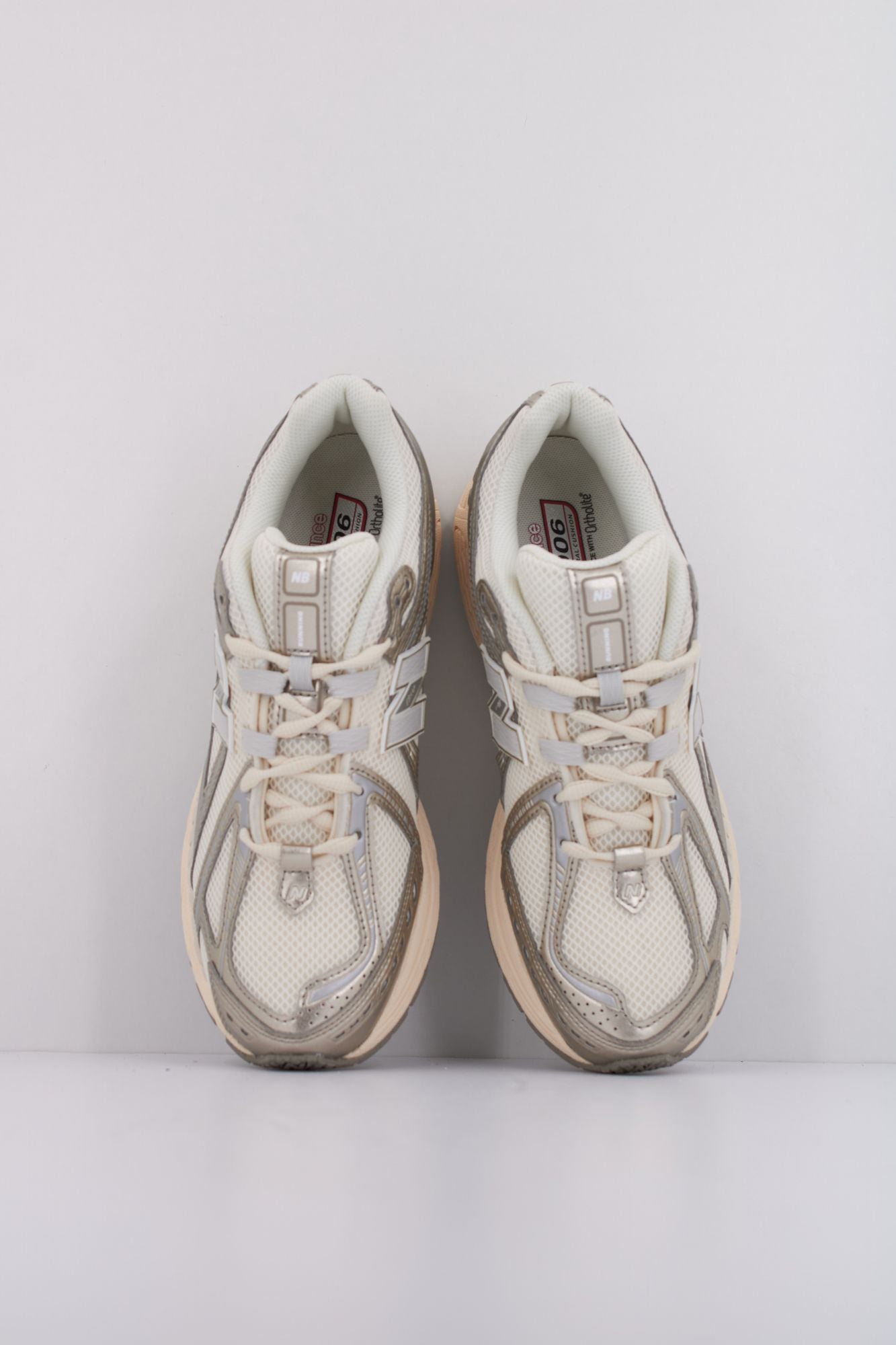 NEW BALANCE U1906 en color BLANCO (3)