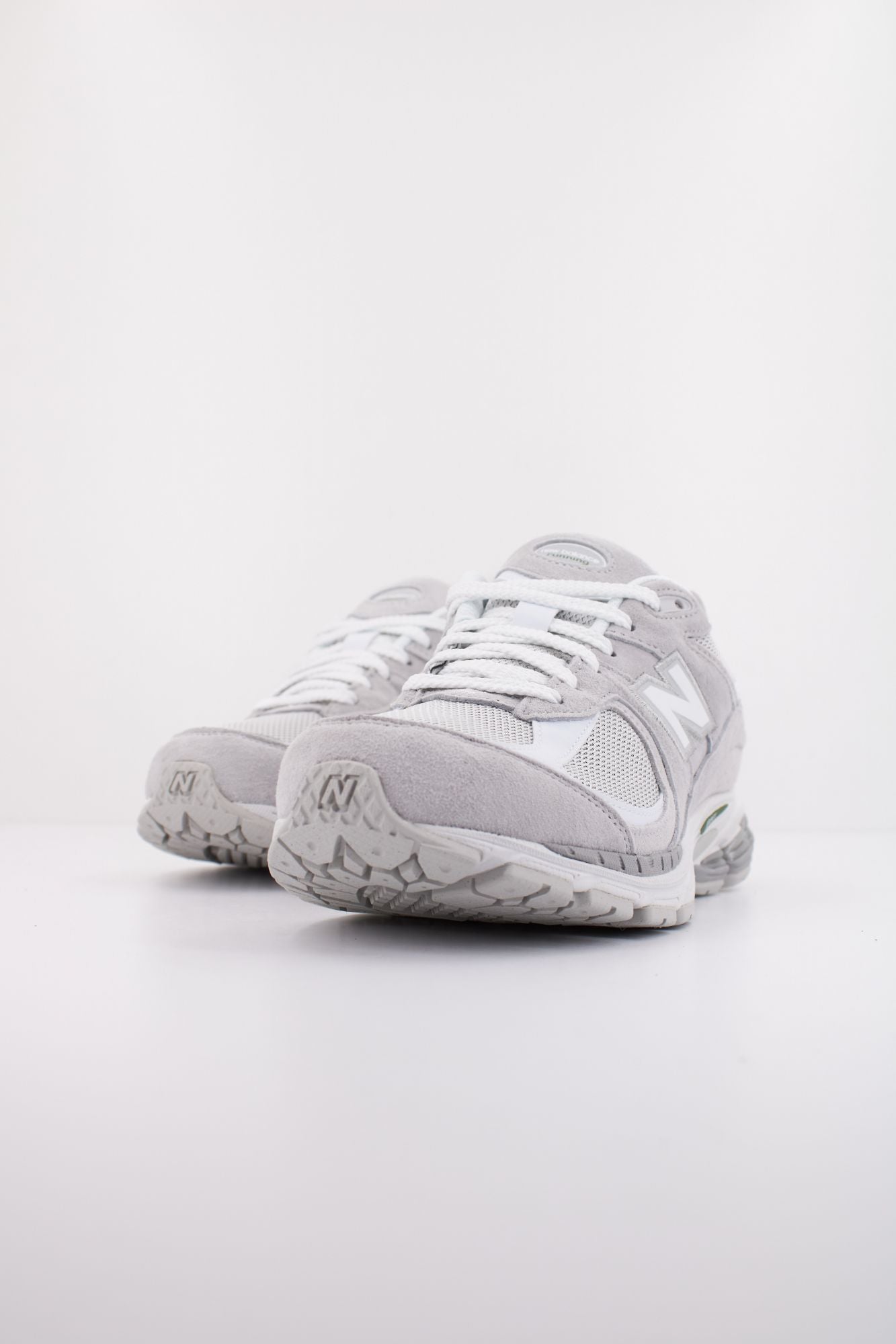 NEW BALANCE U2002 en color GRIS (2)