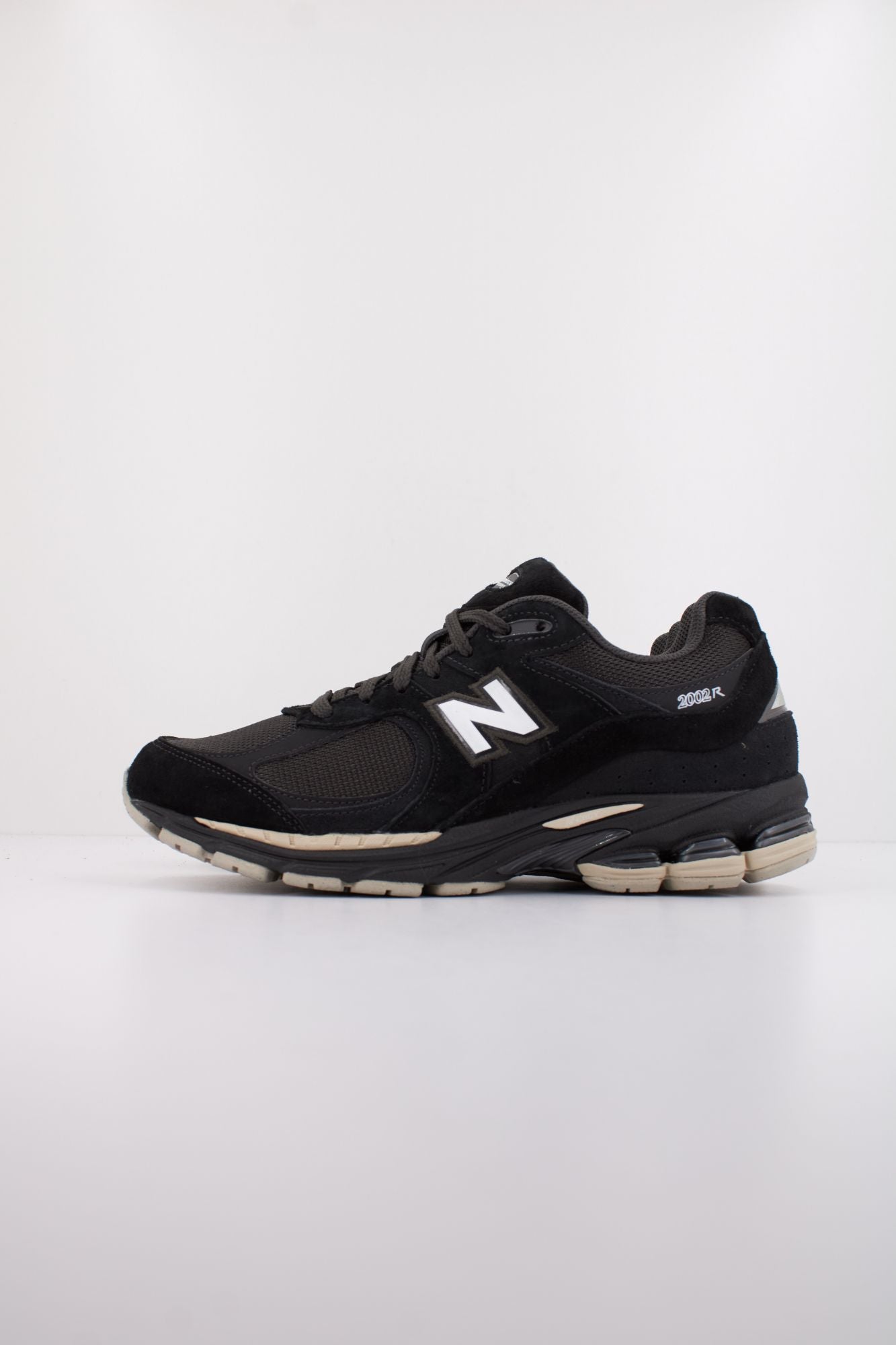 NEW BALANCE U2002 en color NEGRO (1)