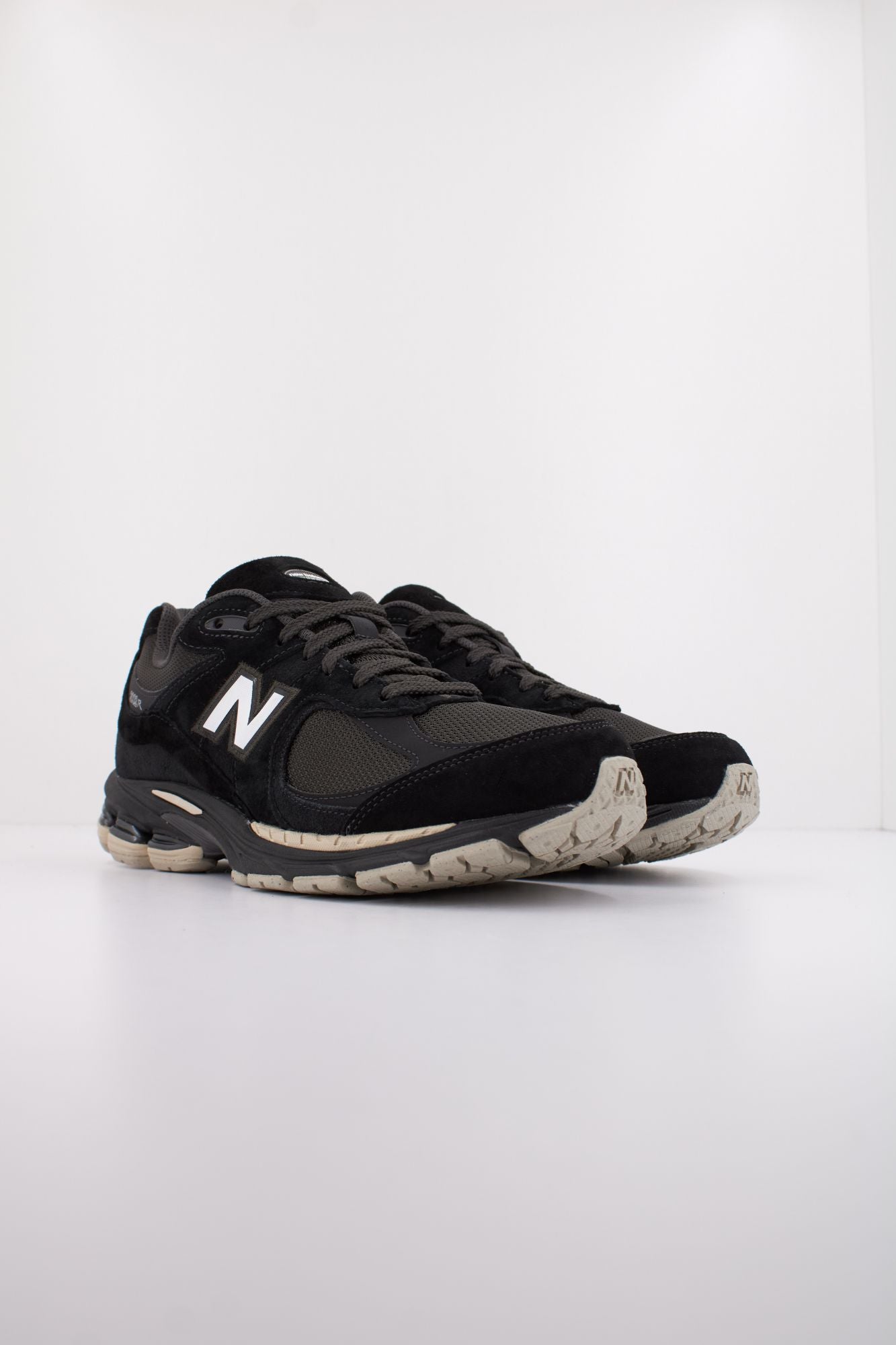 NEW BALANCE U2002 en color NEGRO (2)