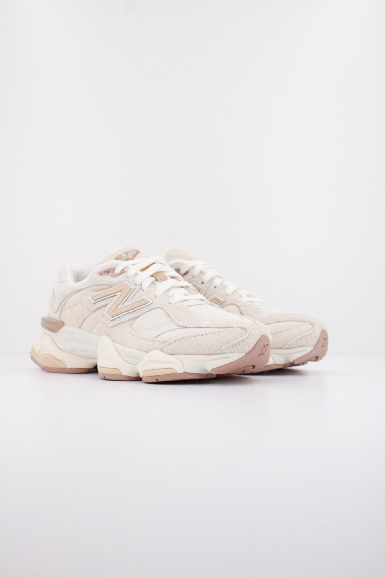 NEW BALANCE U9060  en color BEIS (2)