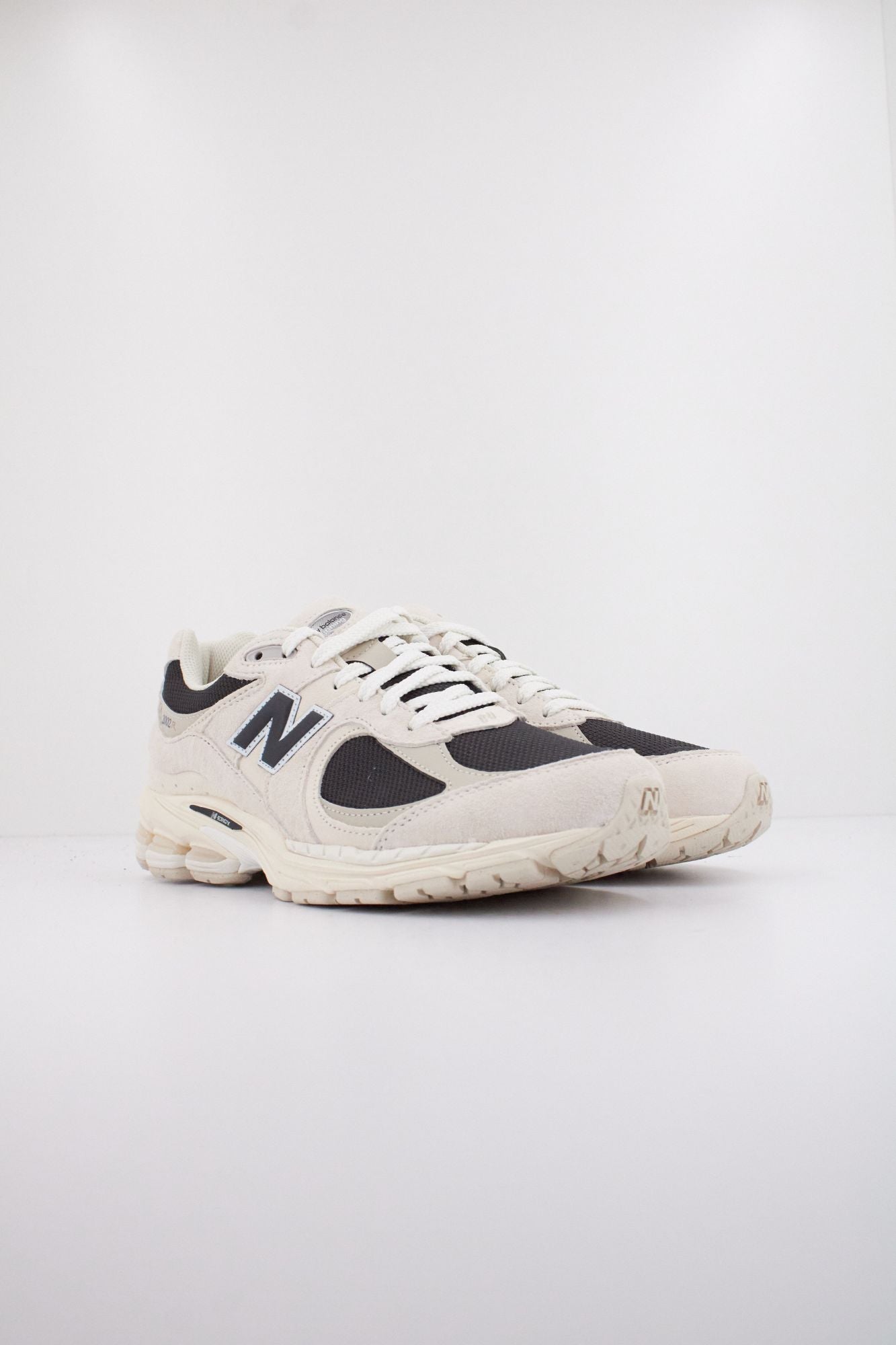 NEW BALANCE U2002 en color BEIS (2)