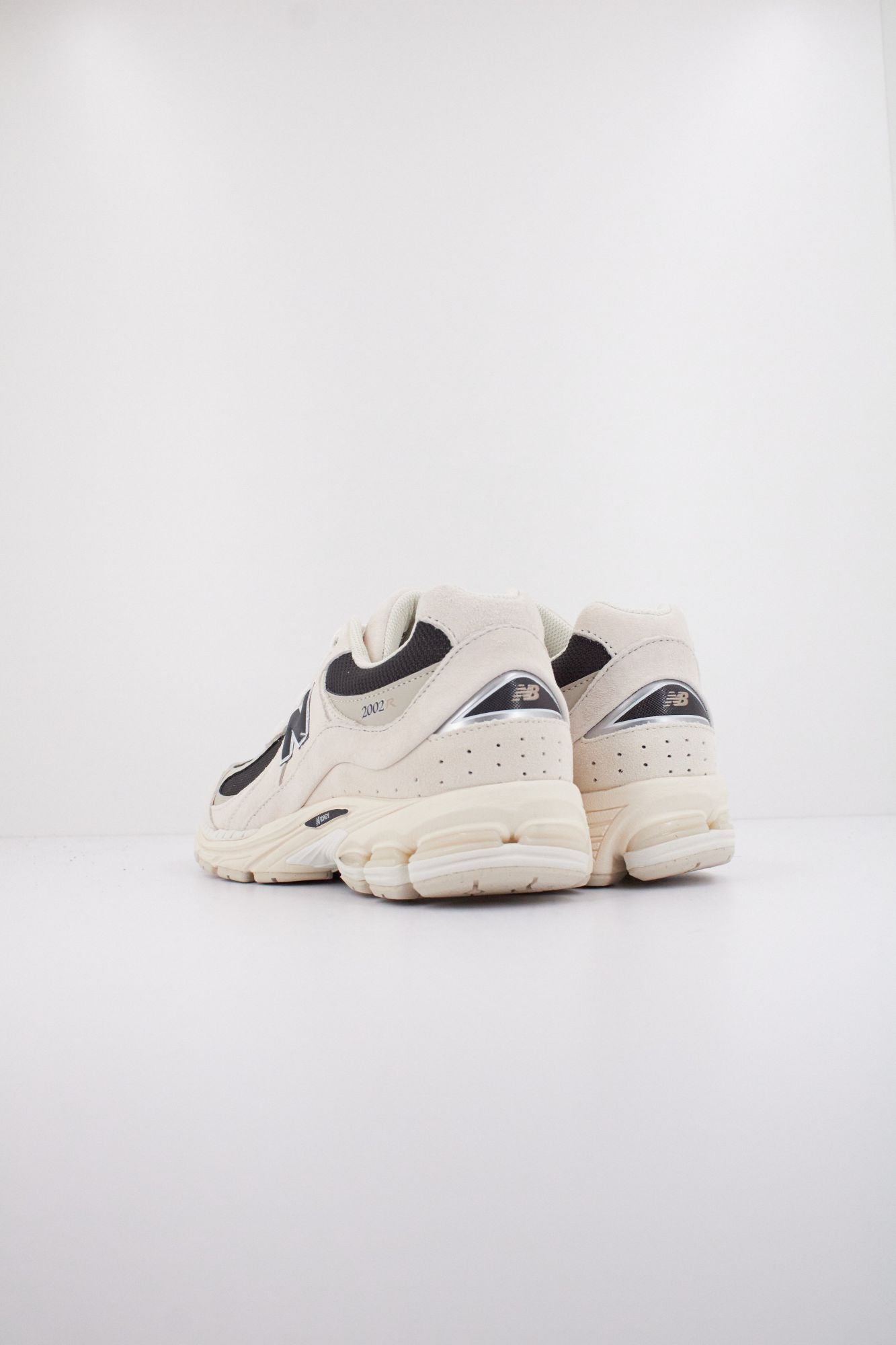 NEW BALANCE U2002 en color BEIS (4)