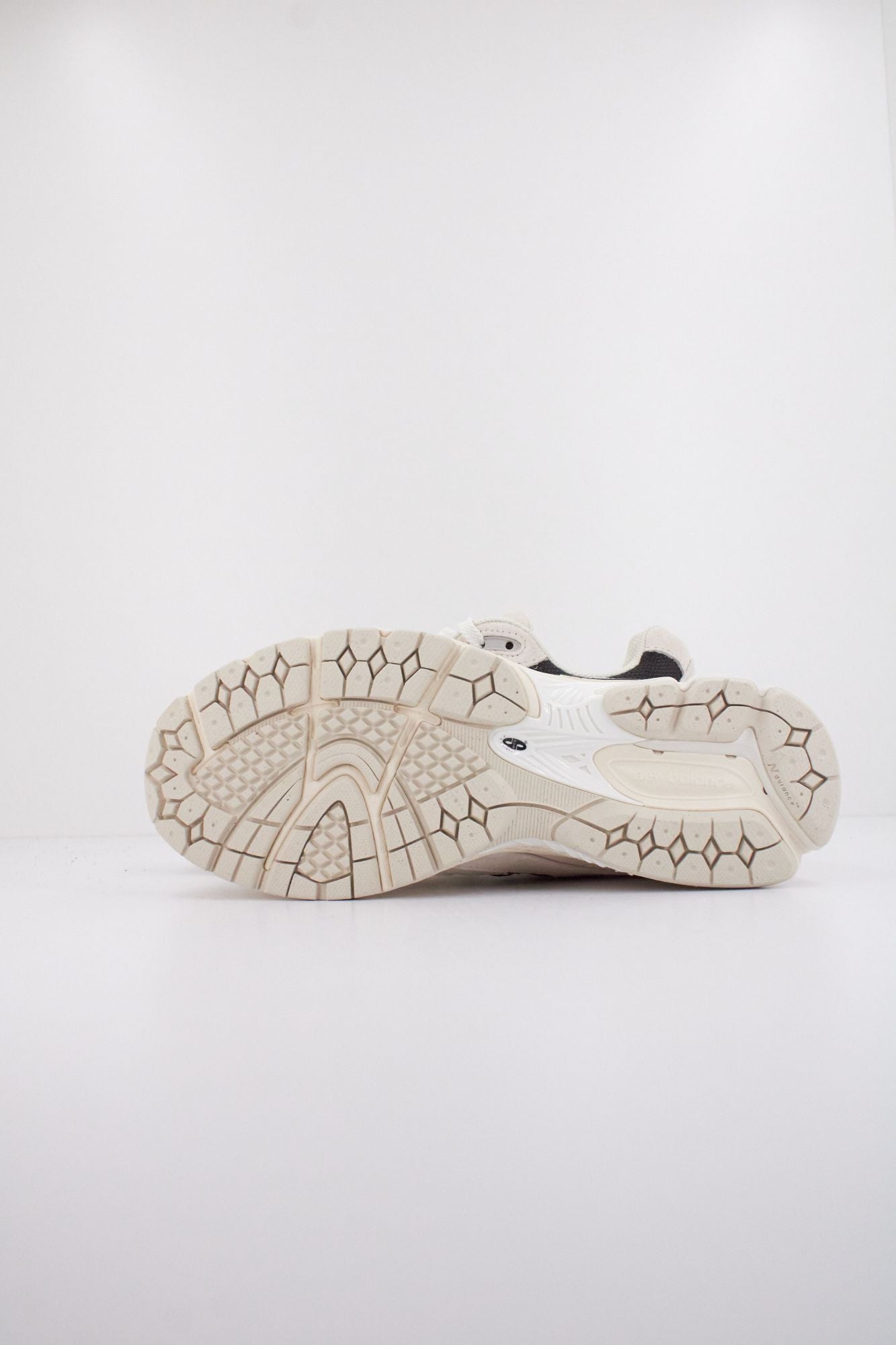 NEW BALANCE U2002 en color BEIS (5)