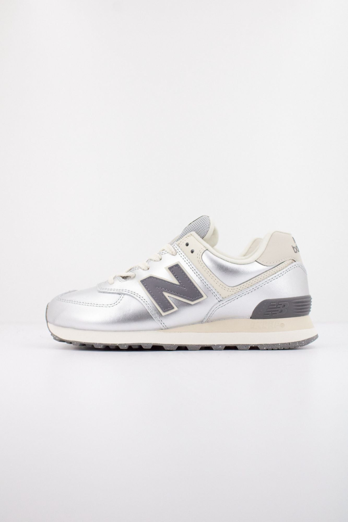 NEW BALANCE WL574  en color PLATA (1)