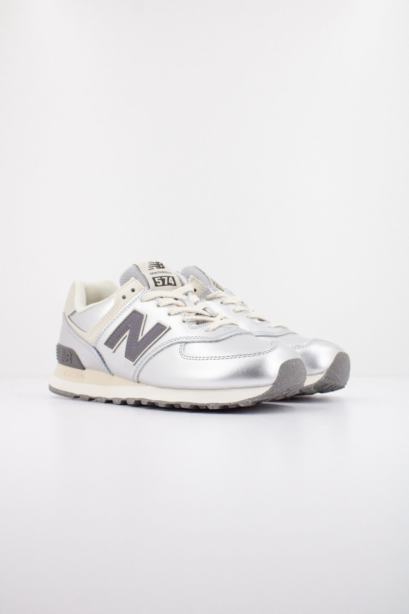 NEW BALANCE WL574  en color PLATA (2)