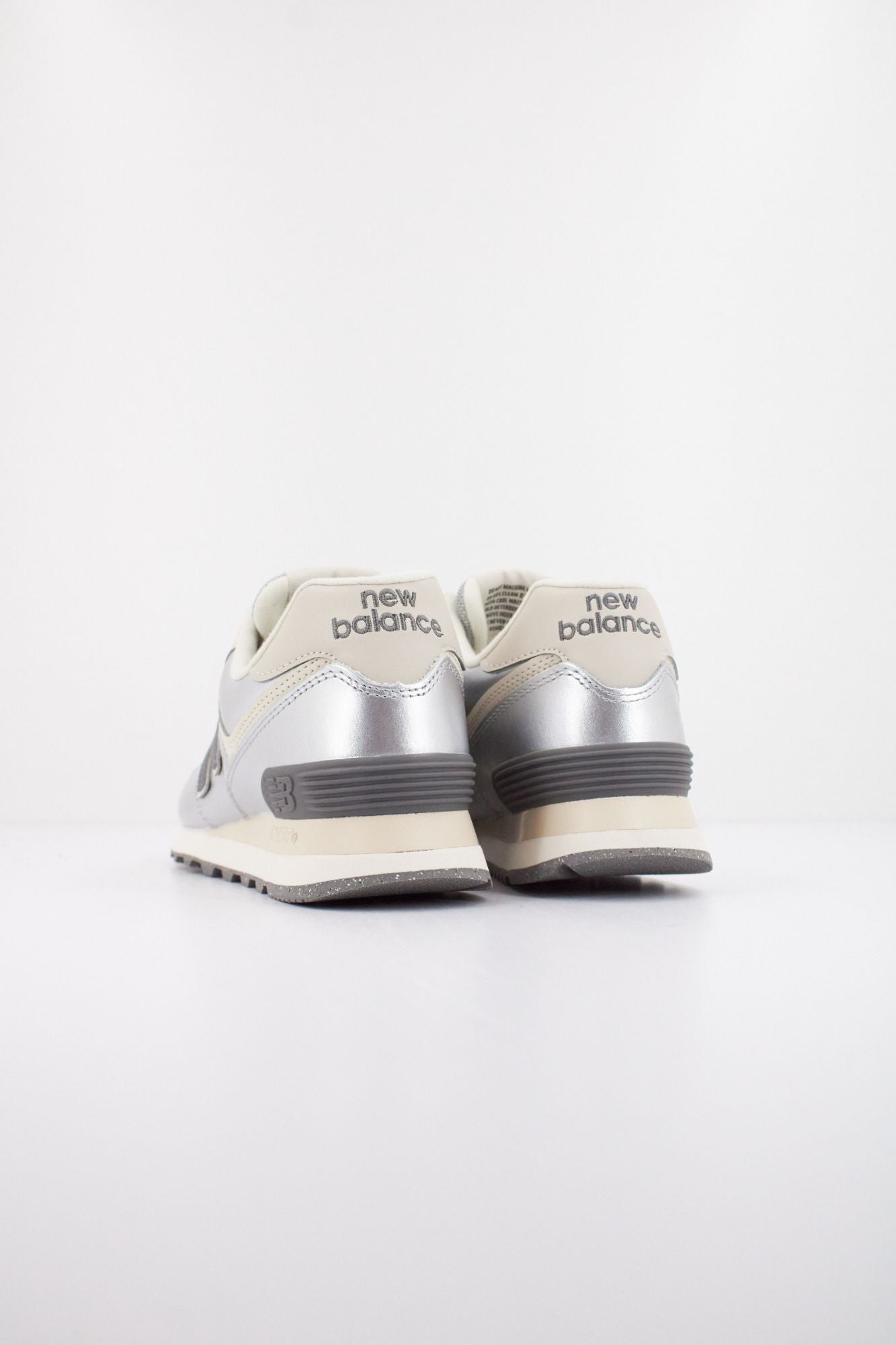 NEW BALANCE WL574  en color PLATA (4)