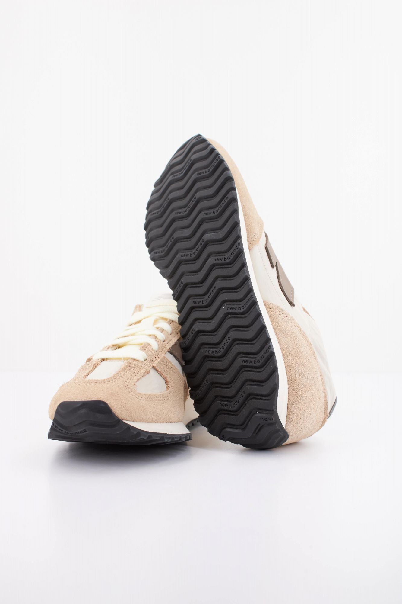 NEW BALANCE U471 AI  en color MARRON (5)