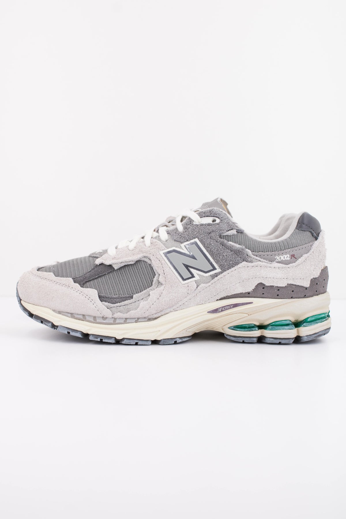 NEW BALANCE M2002  en color GRIS (1)