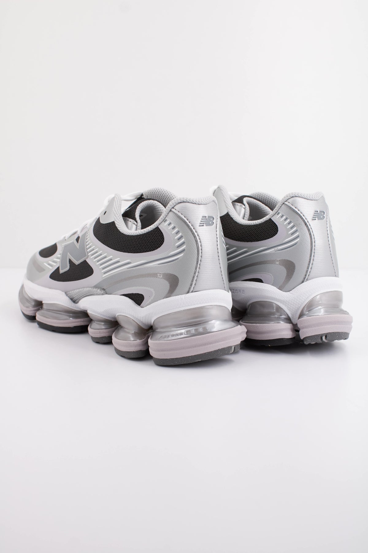 NEW BALANCE U20003 OZ en color PLATA (4)