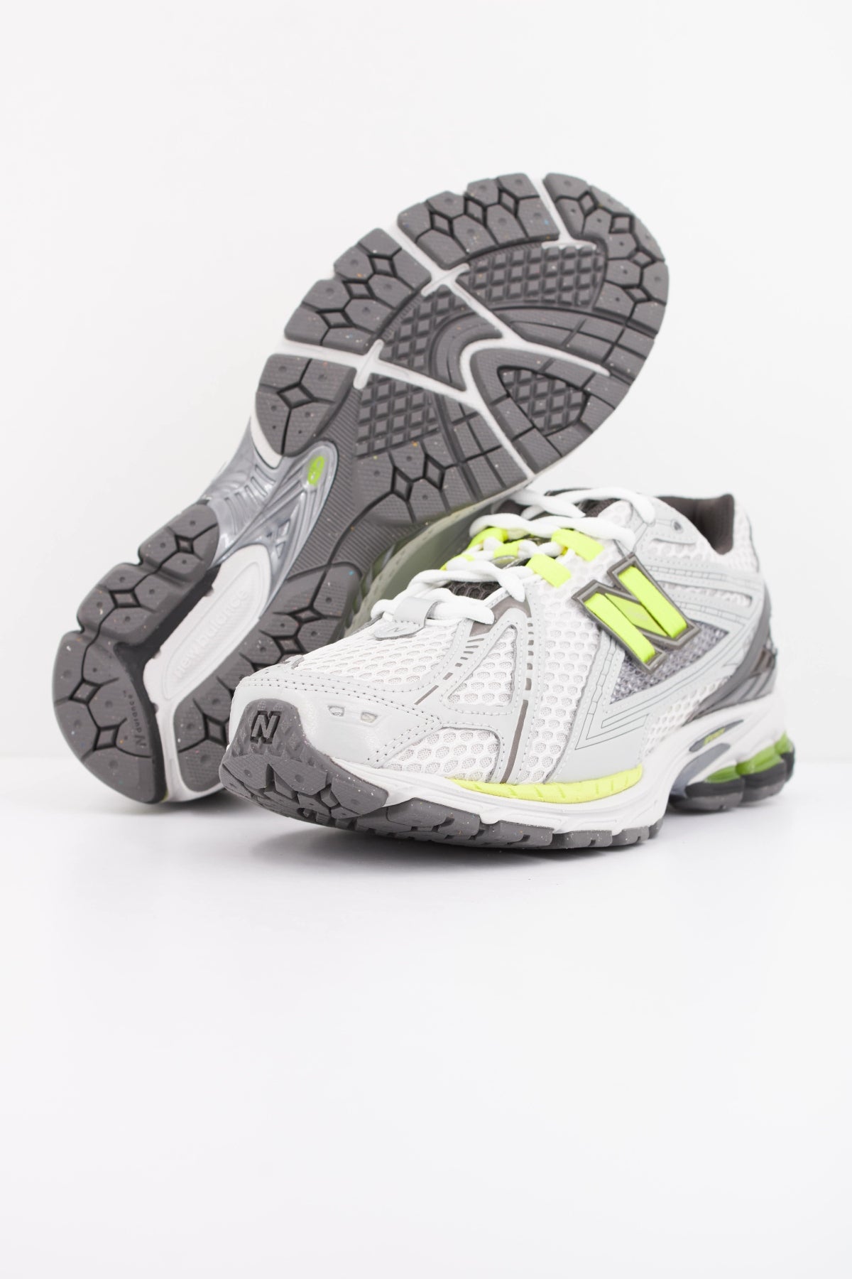 NEW BALANCE U1906  en color BLANCO (5)
