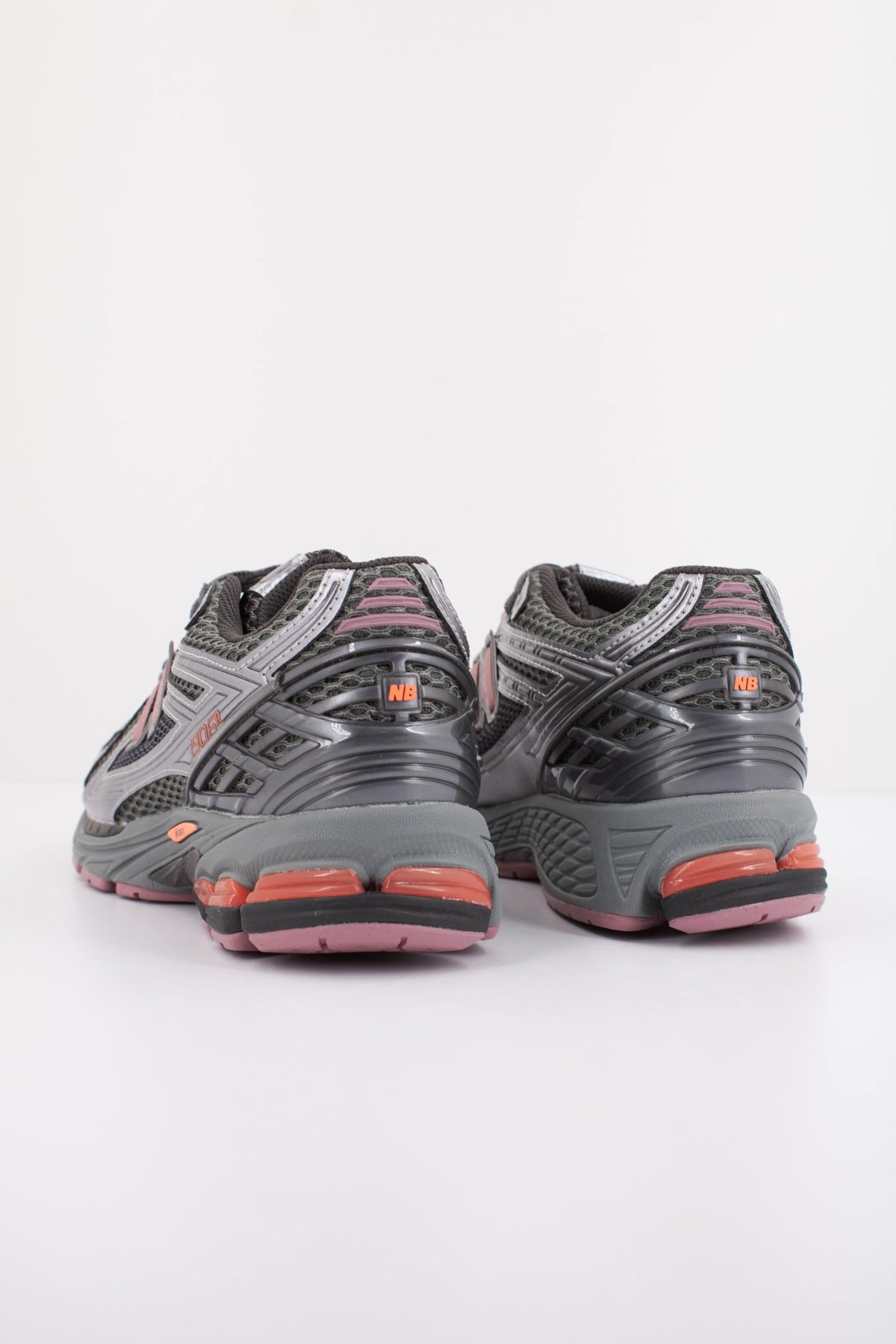 NEW BALANCE U19062 en color GRIS (4)