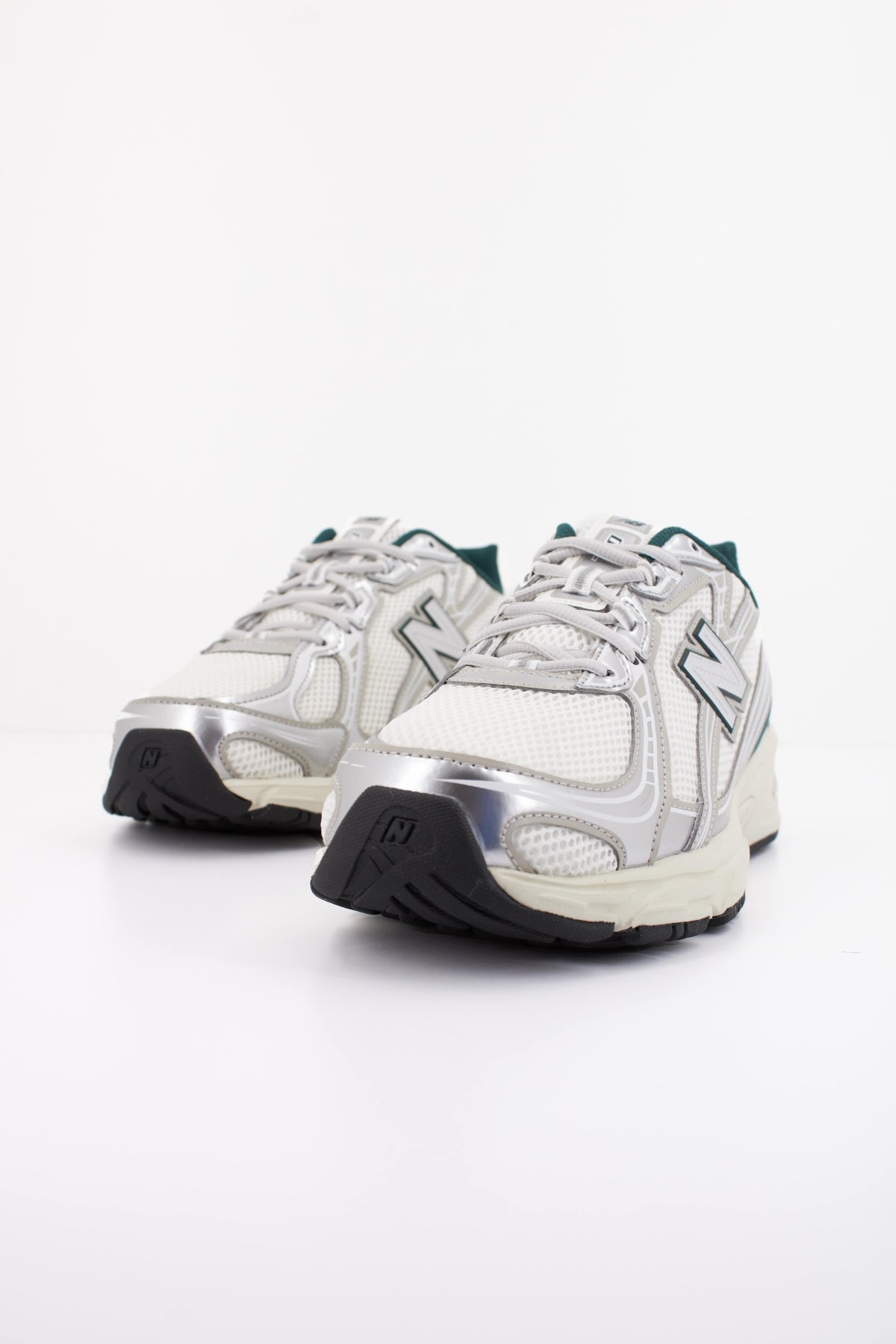 NEW BALANCE U740 en color BLANCO (2)