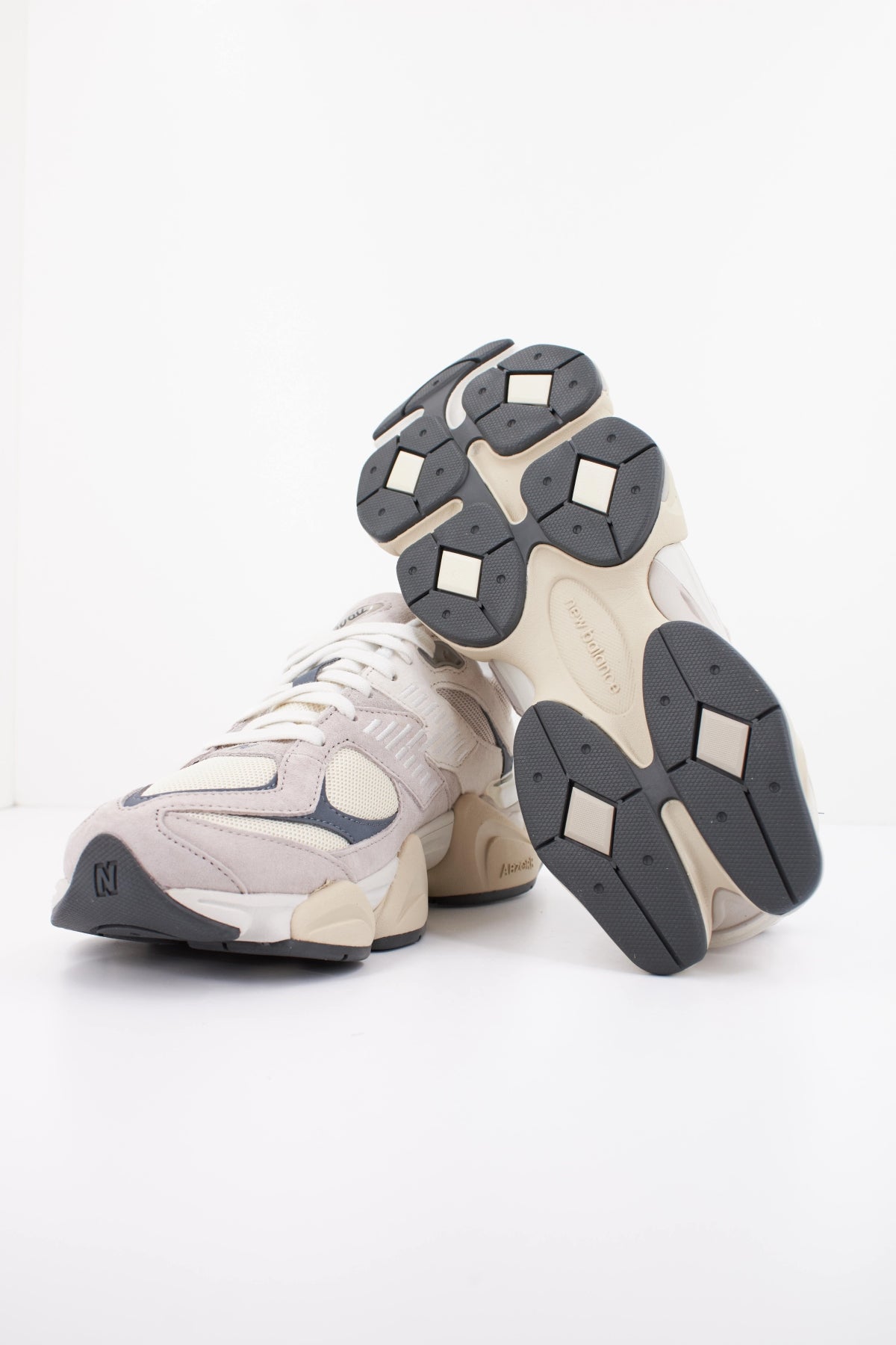 NEW BALANCE U9060 en color BEIS (5)