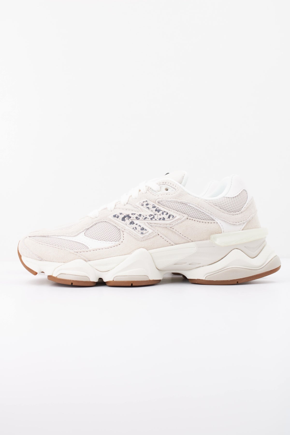 NEW BALANCE U9060 en color BEIS (1)