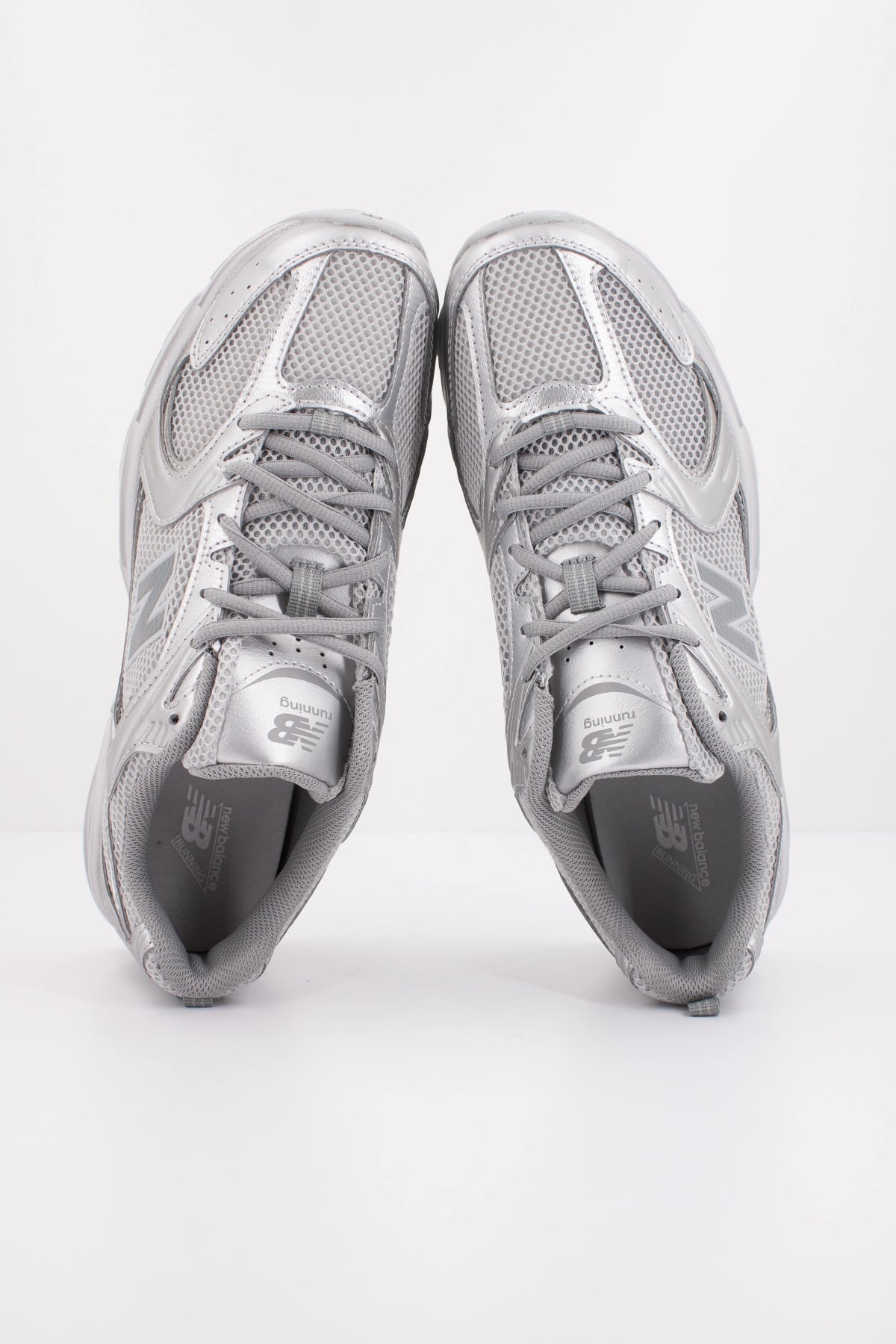 NEW BALANCE MR530 en color PLATA (3)