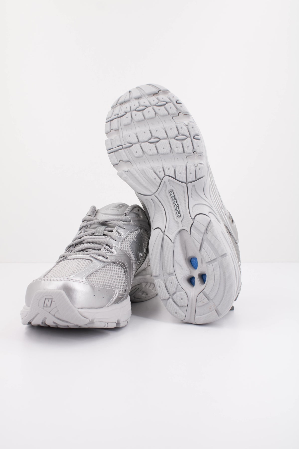 NEW BALANCE MR530 en color PLATA (5)