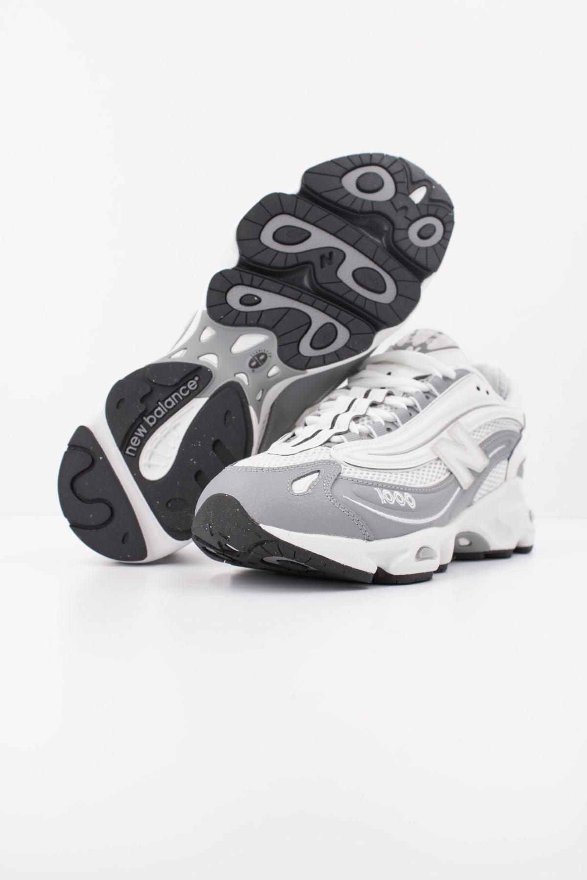 NEW BALANCE U10004  en color BLANCO (5)