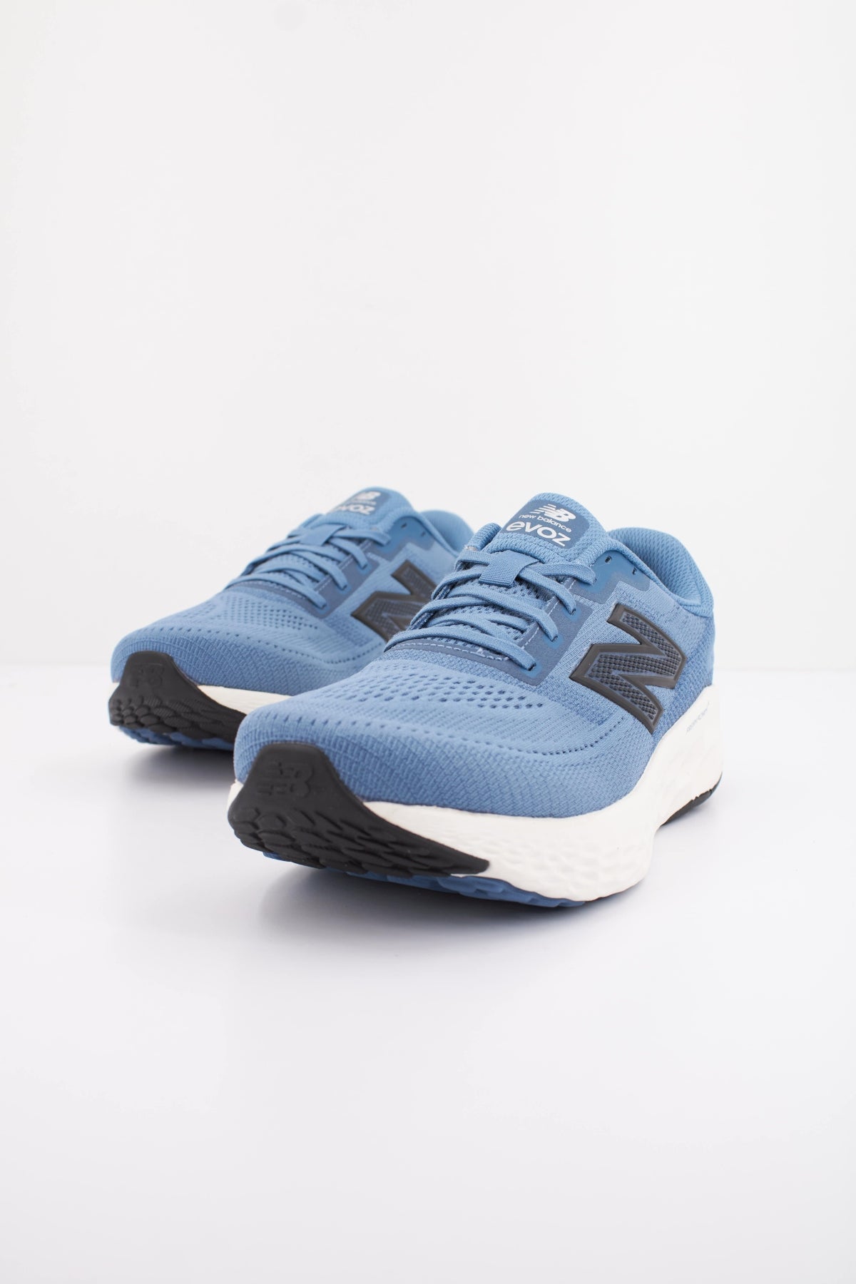 NEW BALANCE FRESH FOAM EVOZ en color AZUL (2)