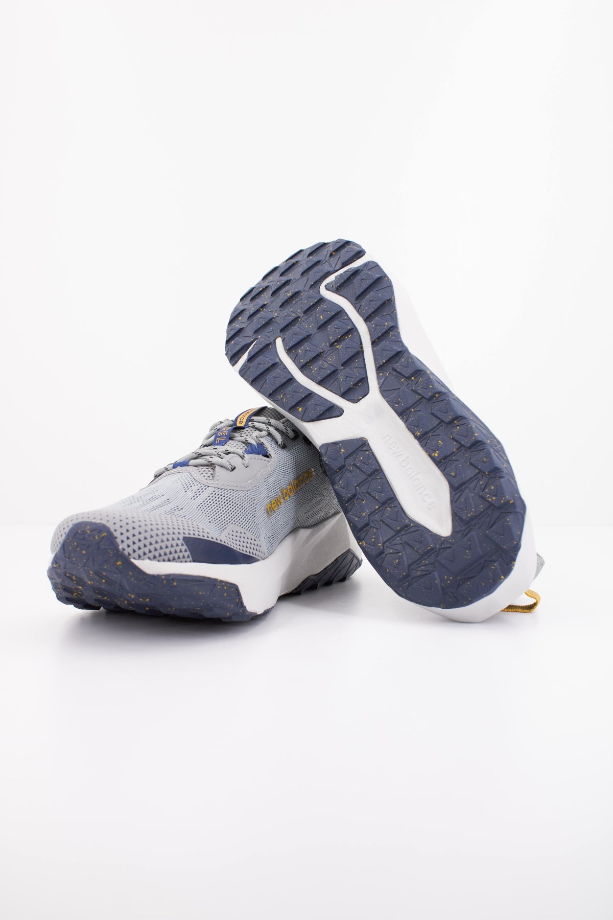 NEW BALANCE MTNTR CG6 en color GRIS (5)