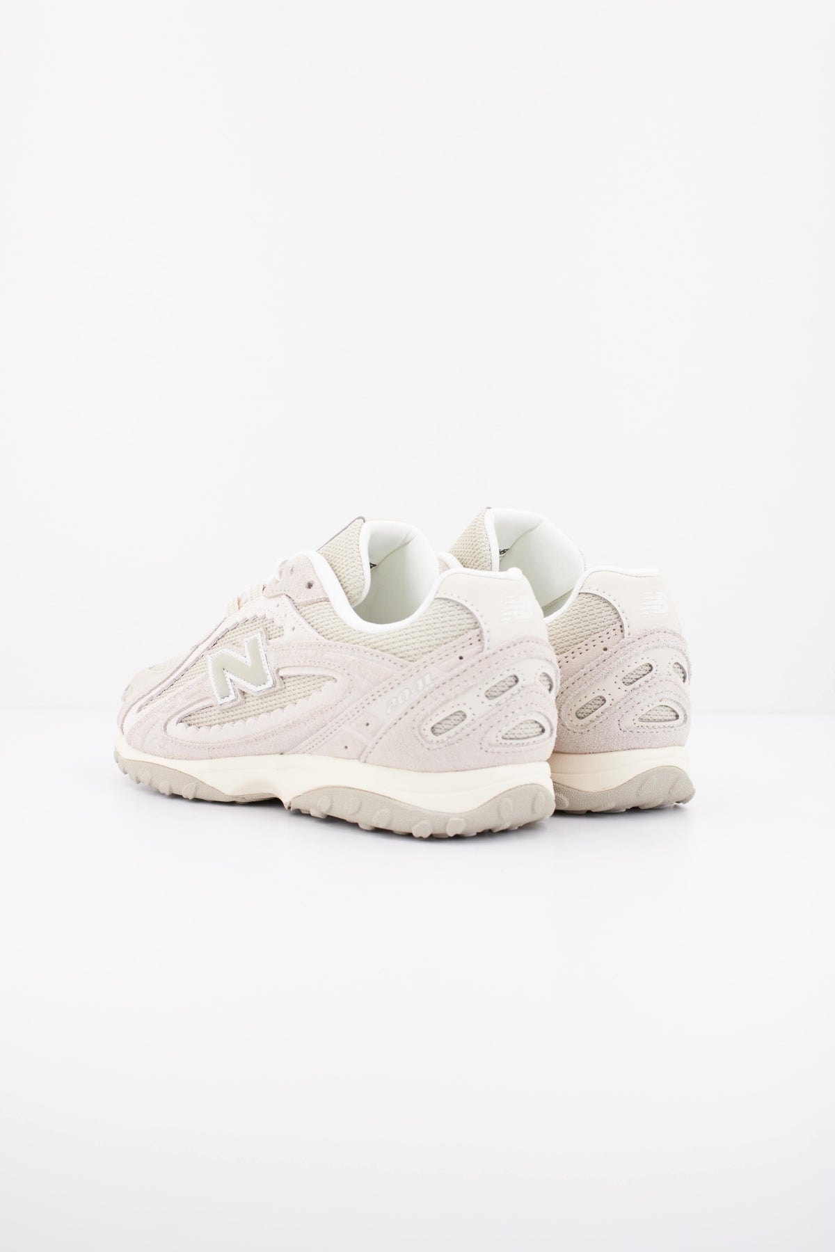 NEW BALANCE U204L 2SZ  en color BEIS (4)