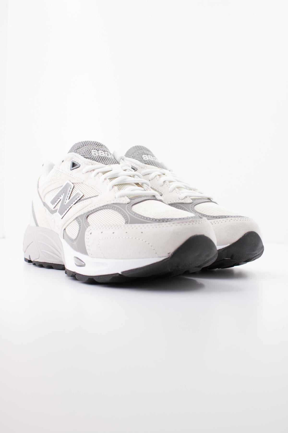NEW BALANCE U880R 2QR DEPORTIVO en color BEIS (2)