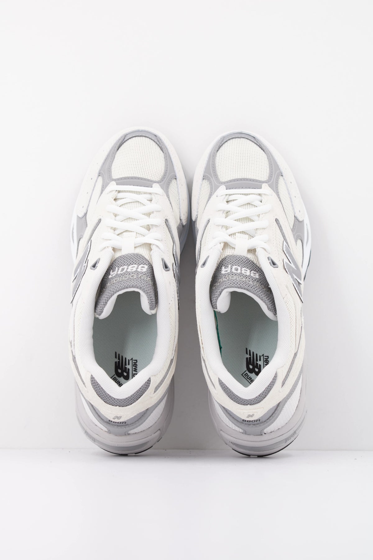 NEW BALANCE U880R 2QR DEPORTIVO en color BEIS (3)