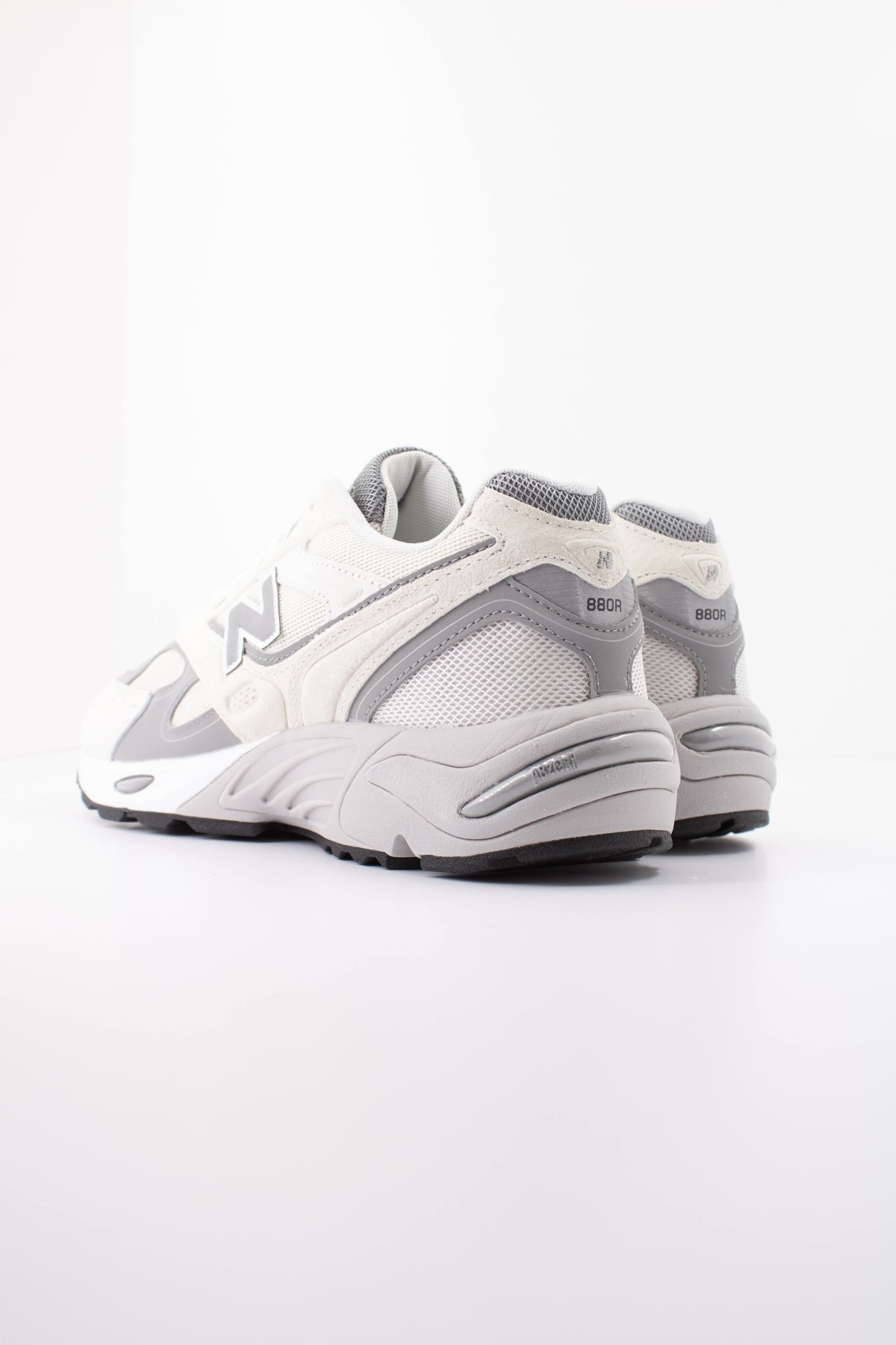 NEW BALANCE U880R 2QR DEPORTIVO en color BEIS (4)