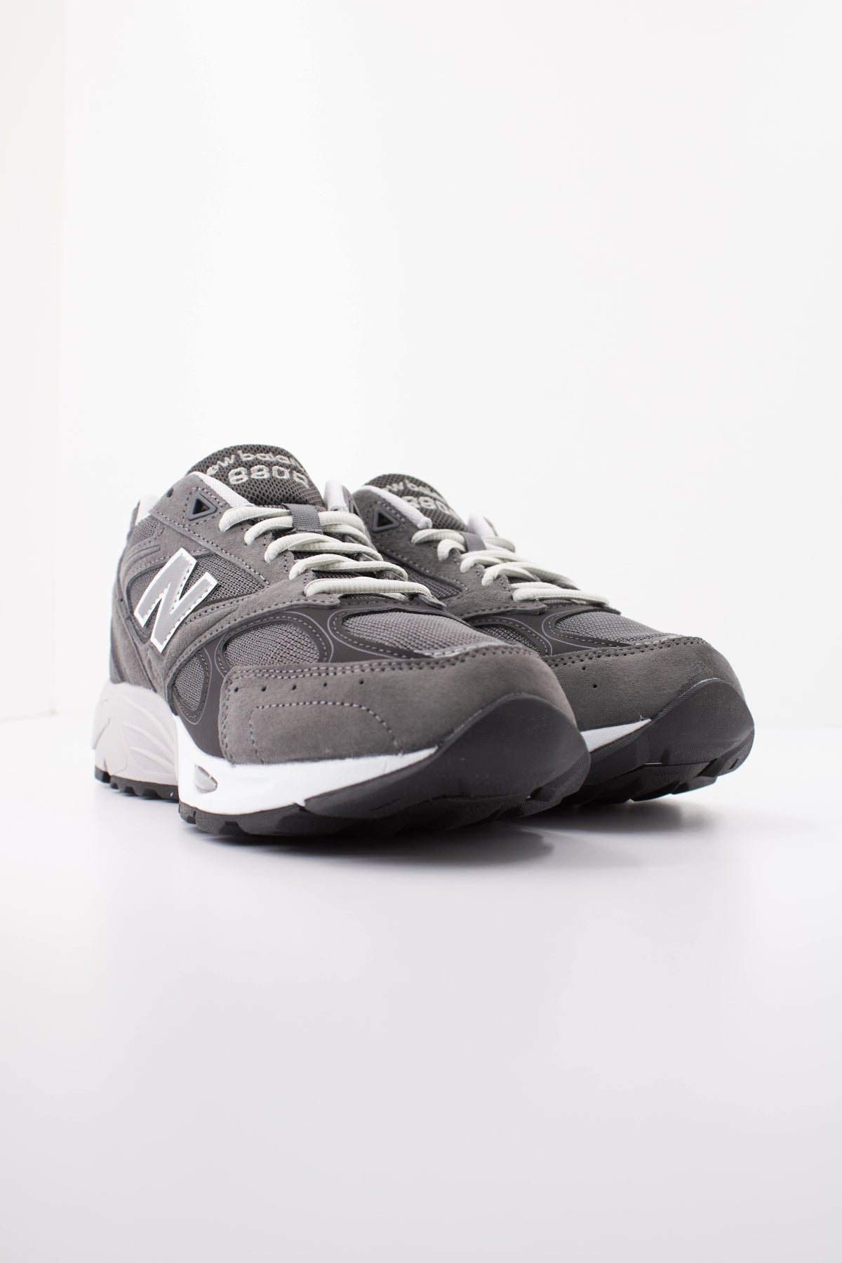 NEW BALANCE U880R 3TR DEPORTIVO en color GRIS (2)