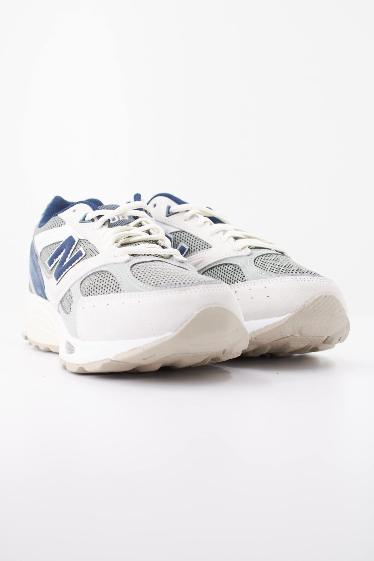 NEW BALANCE U880R en color AZUL (2)