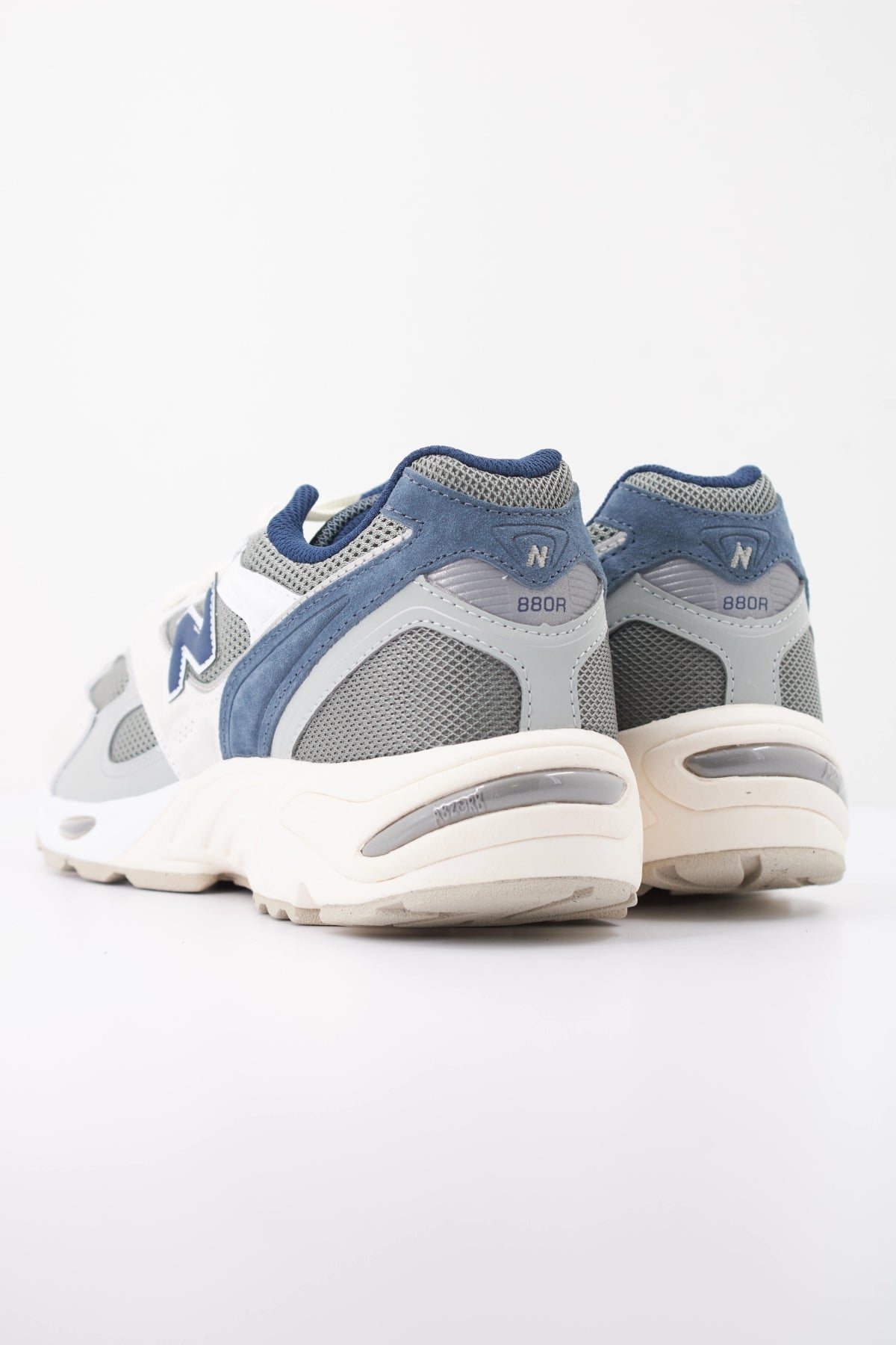 NEW BALANCE U880R en color AZUL (4)