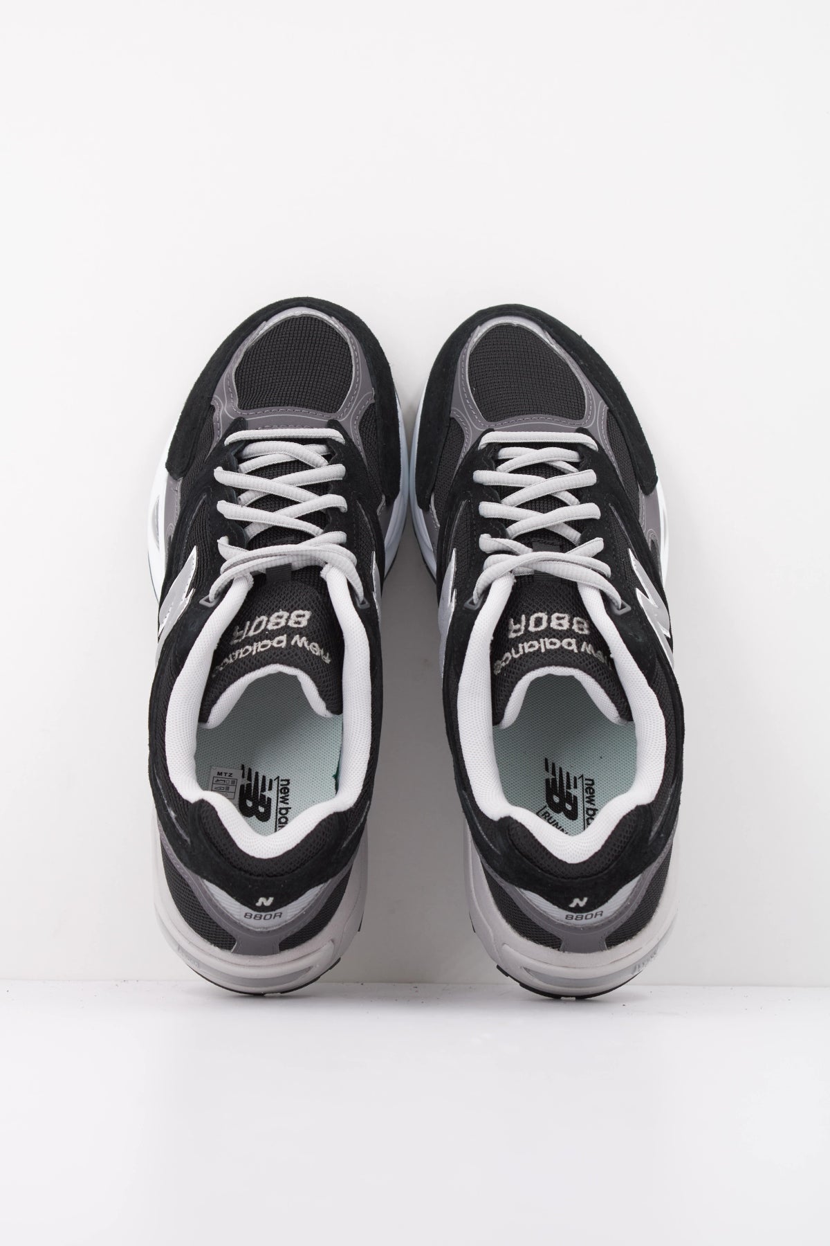 NEW BALANCE U880R 8EU  en color NEGRO (3)