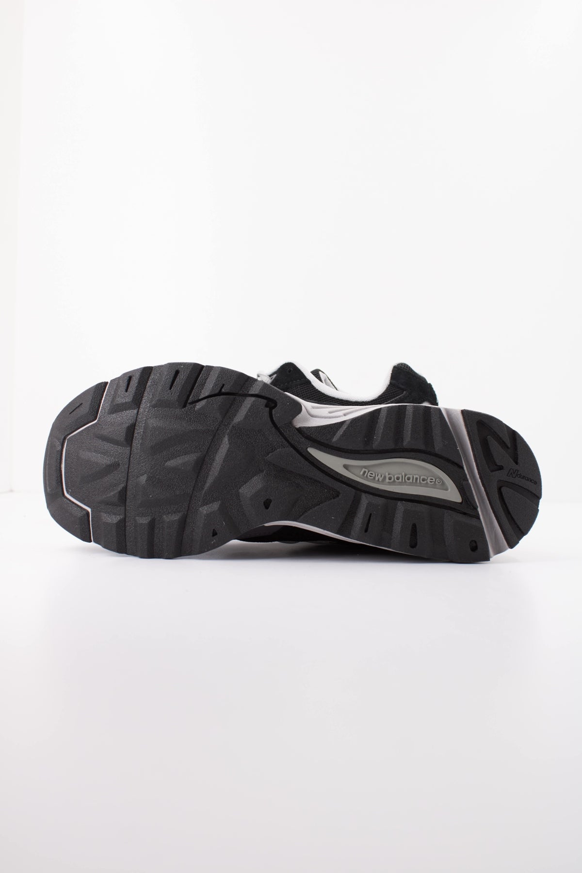 NEW BALANCE U880R 8EU  en color NEGRO (5)