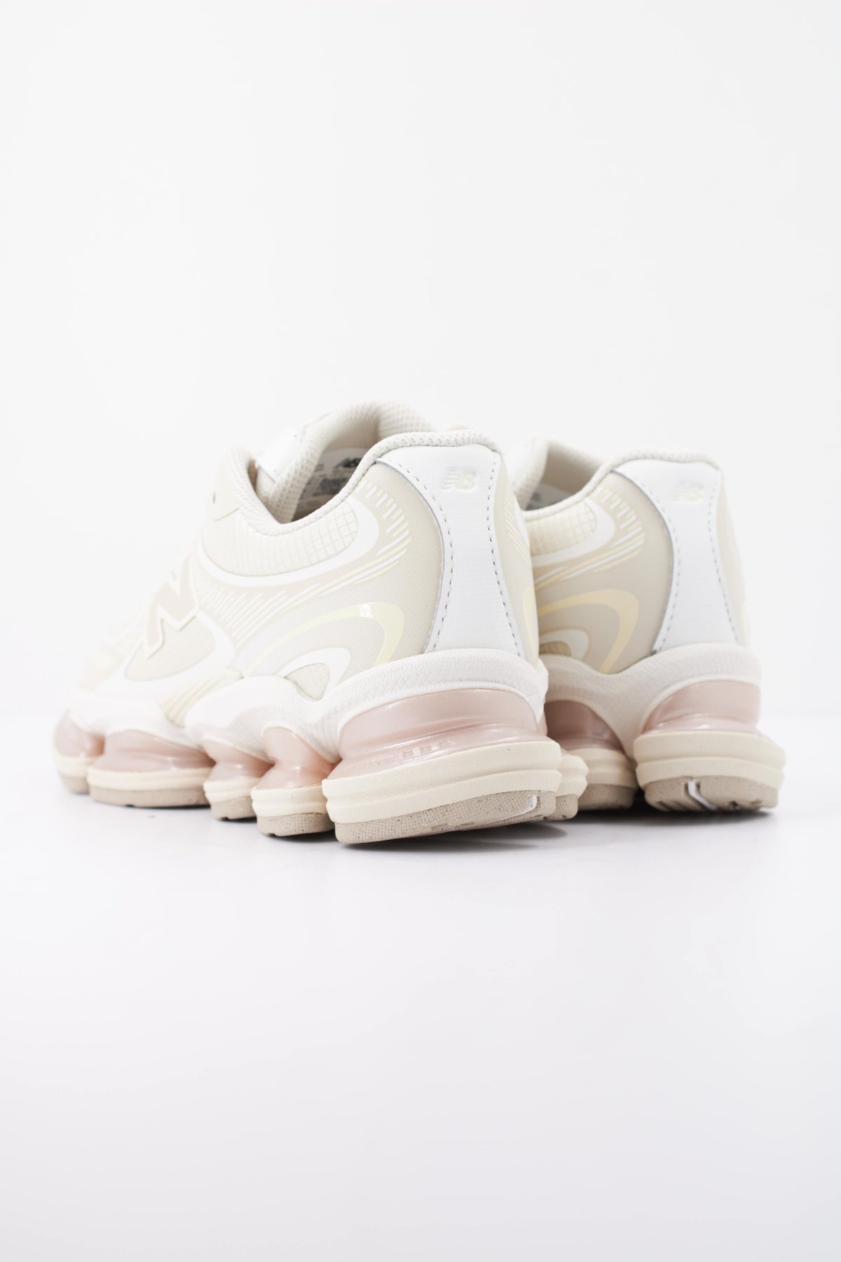 NEW BALANCE U2000 en color BLANCO (4)