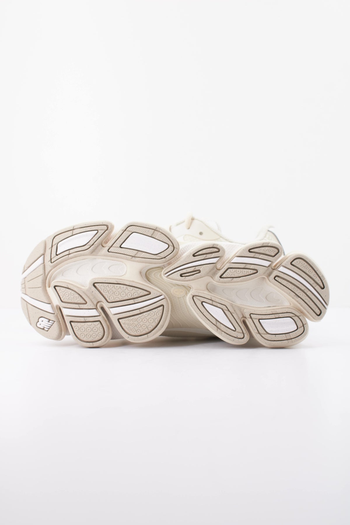 NEW BALANCE U2000 en color BLANCO (5)