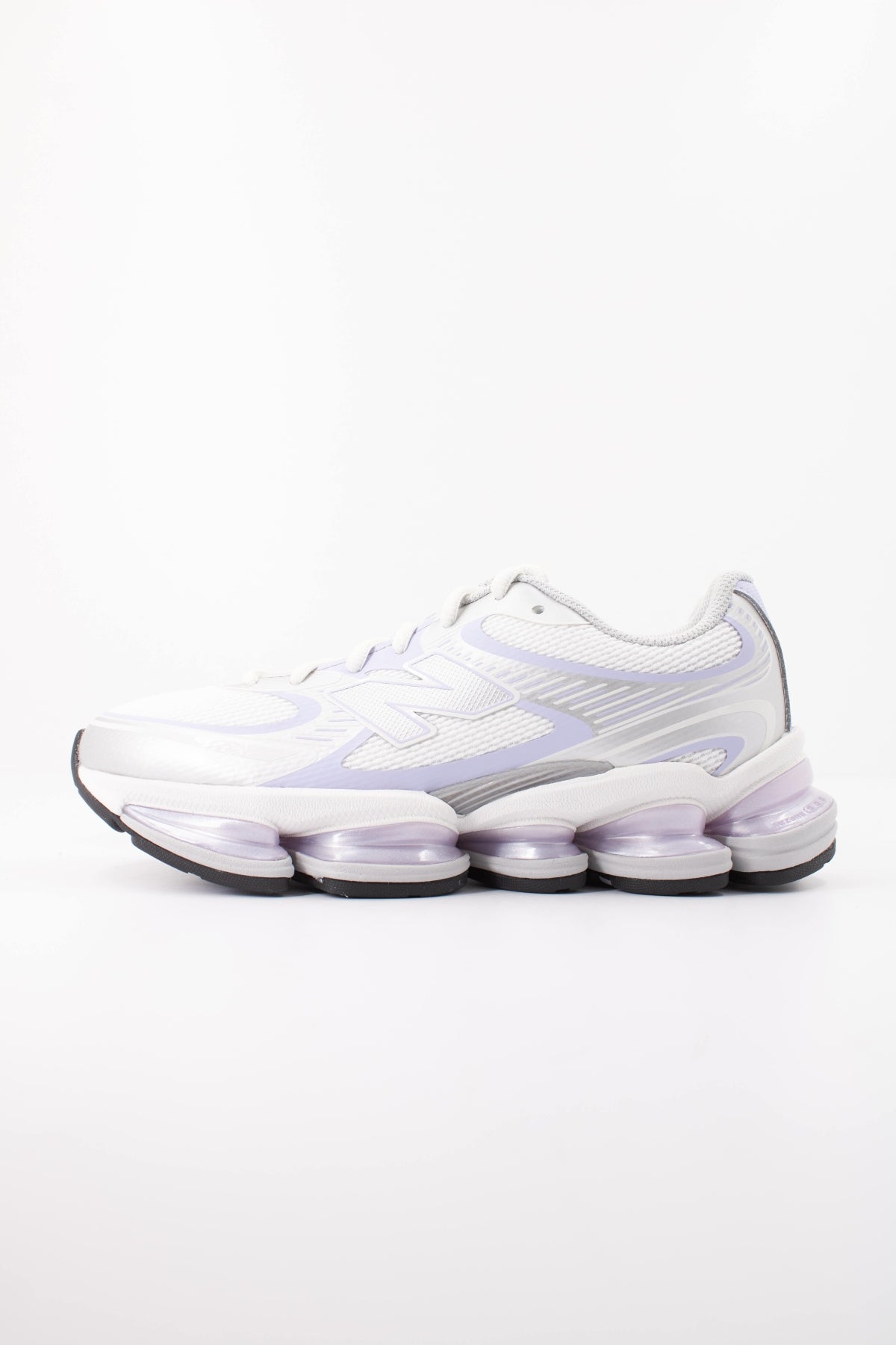 NEW BALANCE U2000 en color PLATA (1)