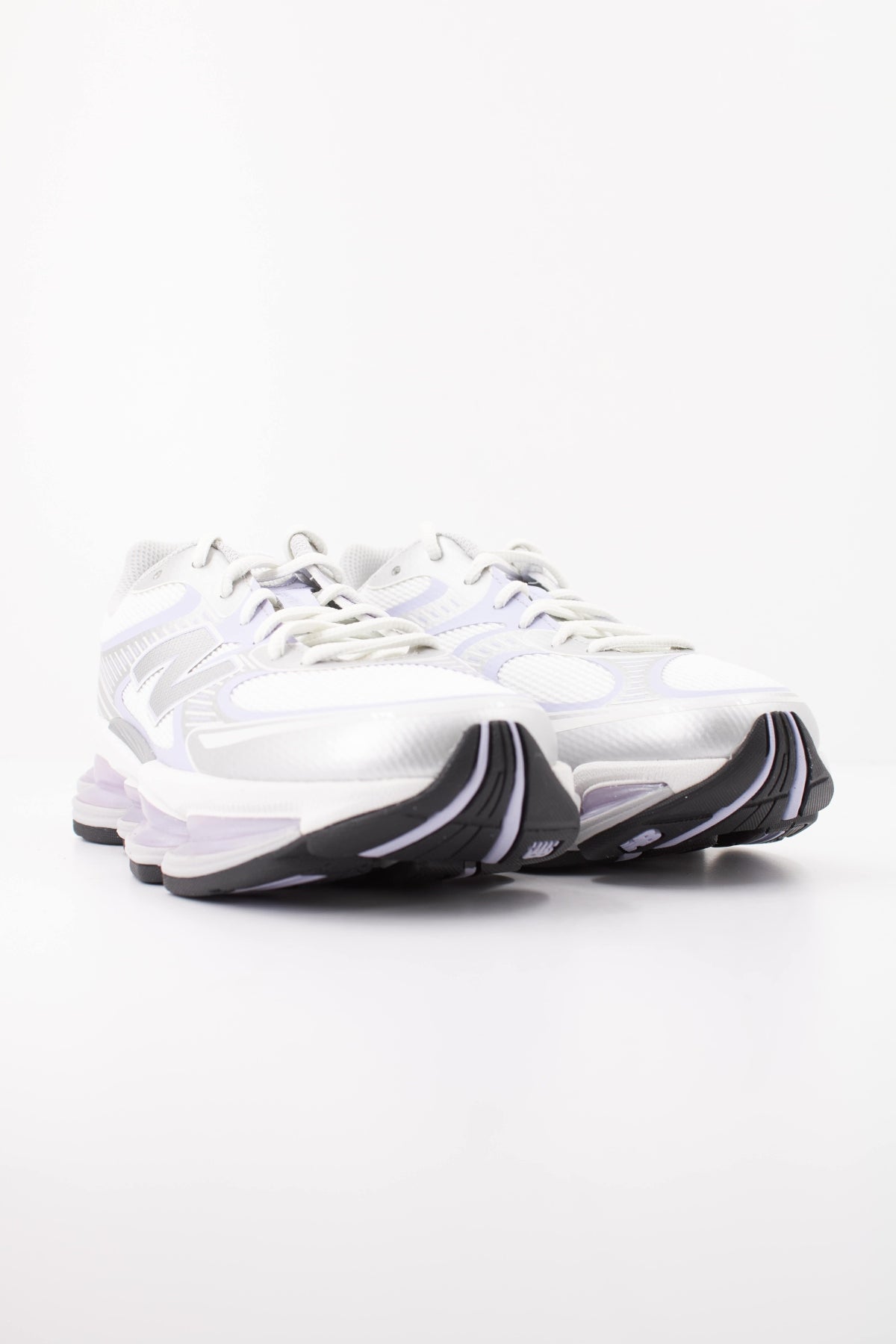 NEW BALANCE U2000 en color PLATA (2)