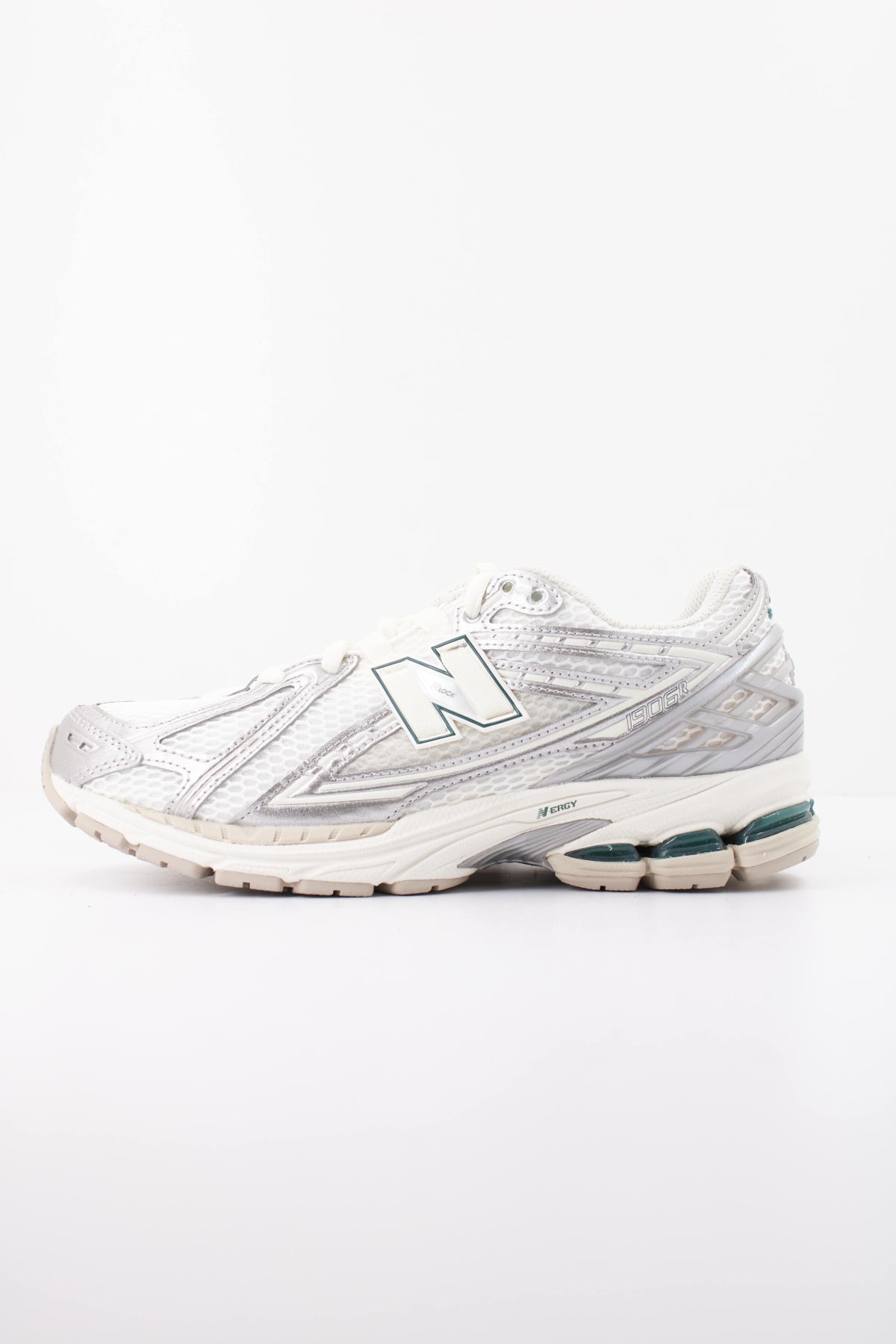 NEW BALANCE M1906 en color PLATA (1)