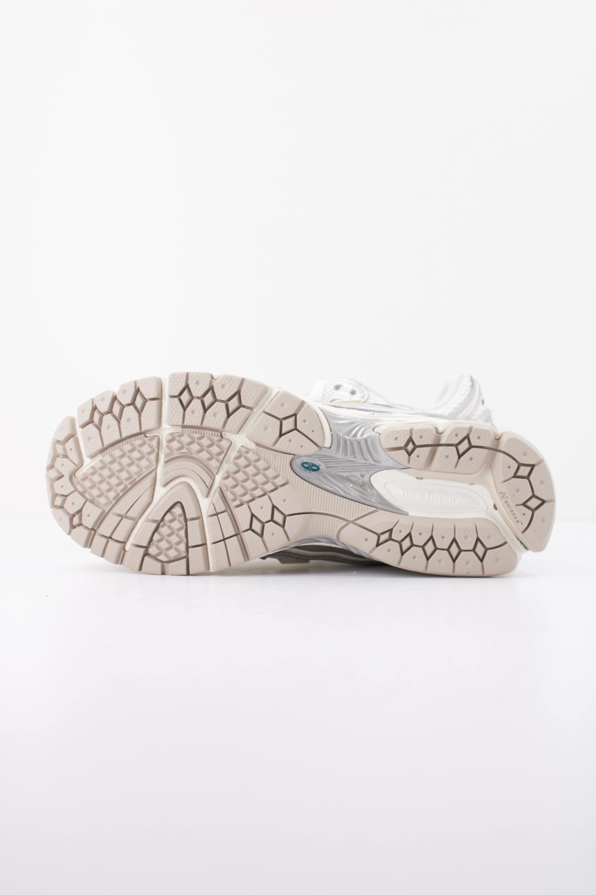 NEW BALANCE M1906 en color PLATA (5)