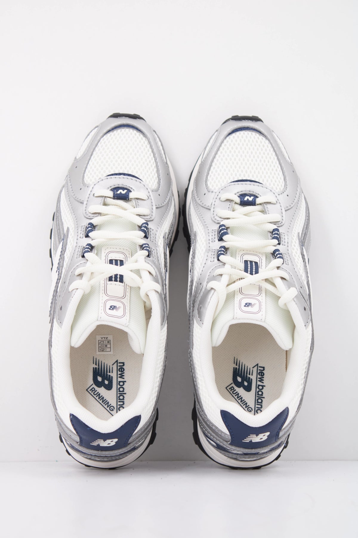 NEW BALANCE U204L en color PLATA (3)