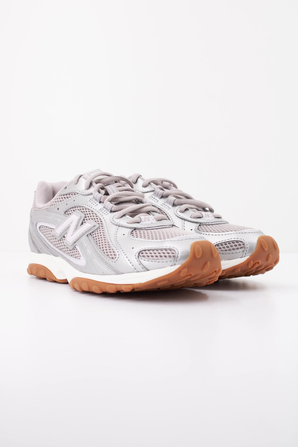 NEW BALANCE U204L en color PLATA (2)