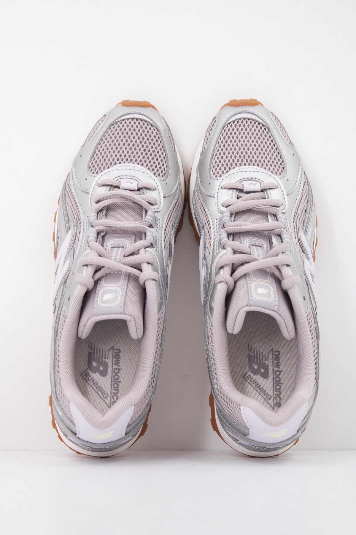 NEW BALANCE U204L en color PLATA (3)
