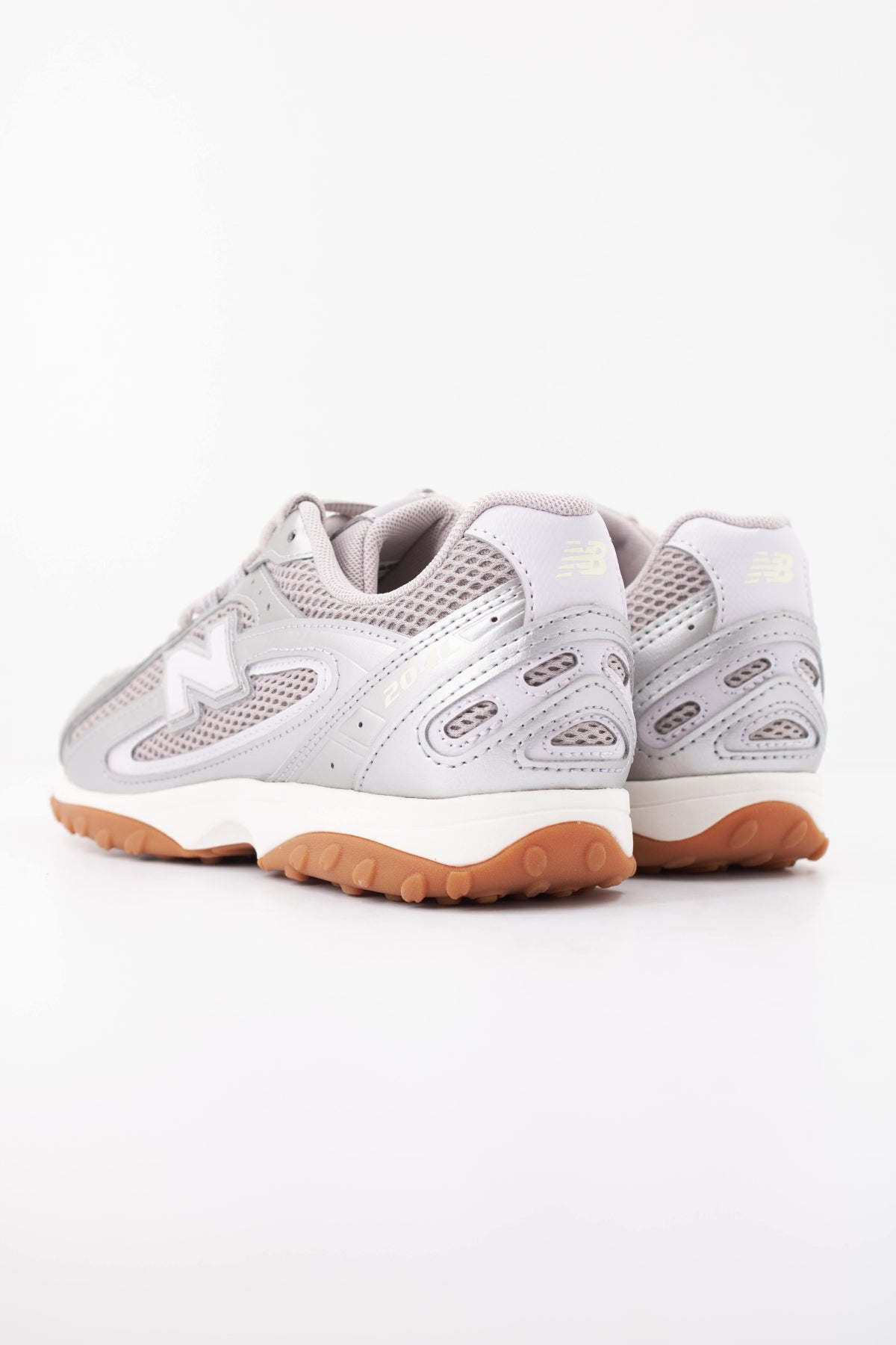 NEW BALANCE U204L en color PLATA (4)