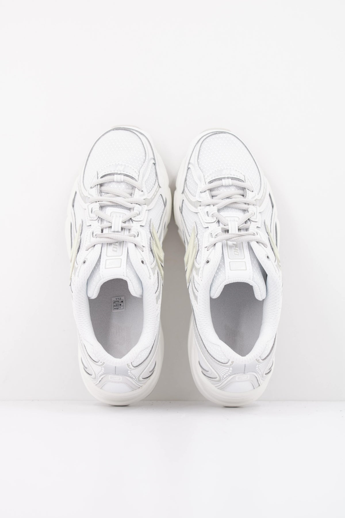 NEW BALANCE U740 8LZ en color BLANCO (3)