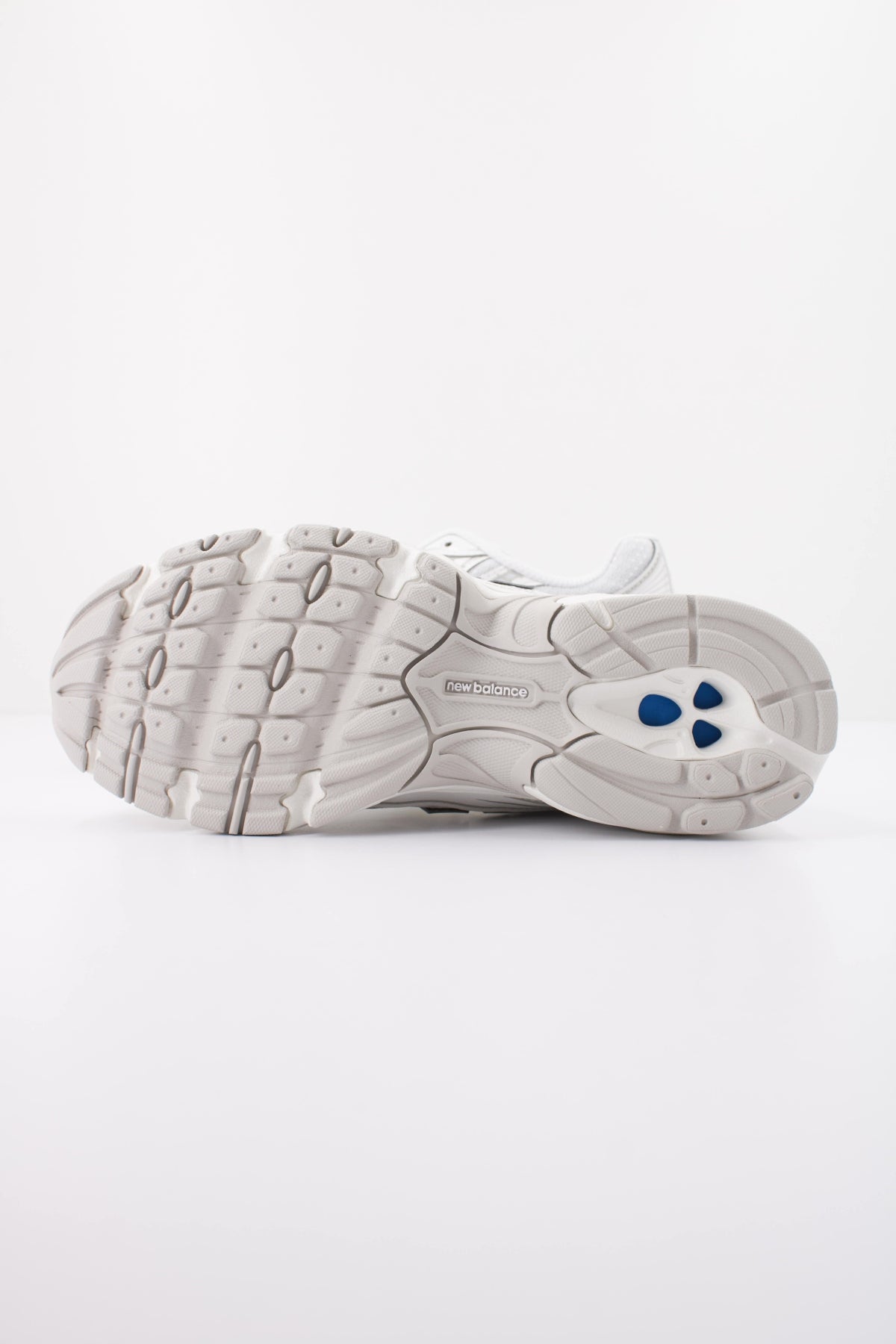 NEW BALANCE U740 8LZ en color BLANCO (5)